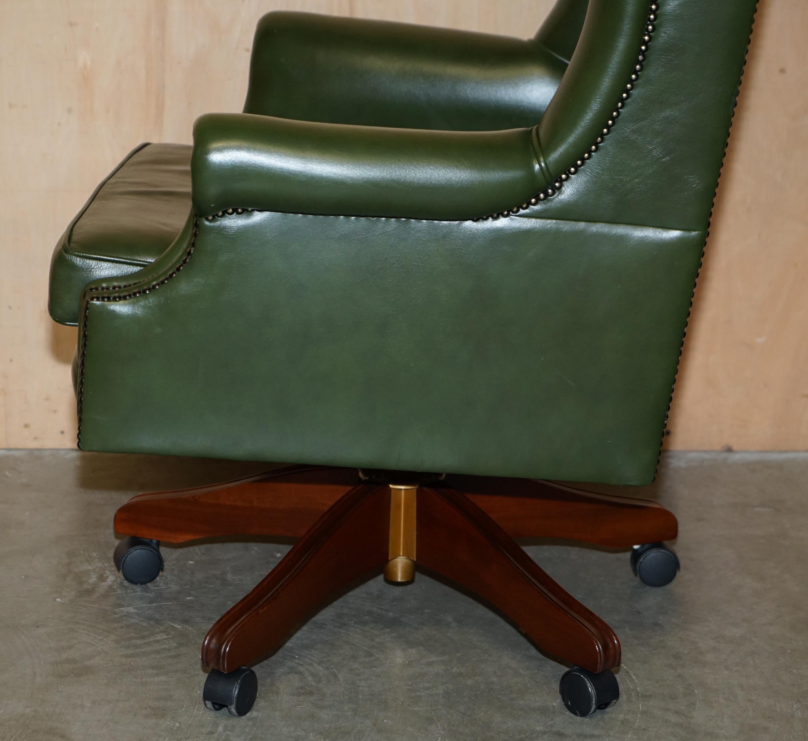 FiNE GREEN LEATHER CHESTERFIELD PRESIDENTS CAPTAINS WINGBACK OFFICE SWIVEL CHAIR For Sale 7