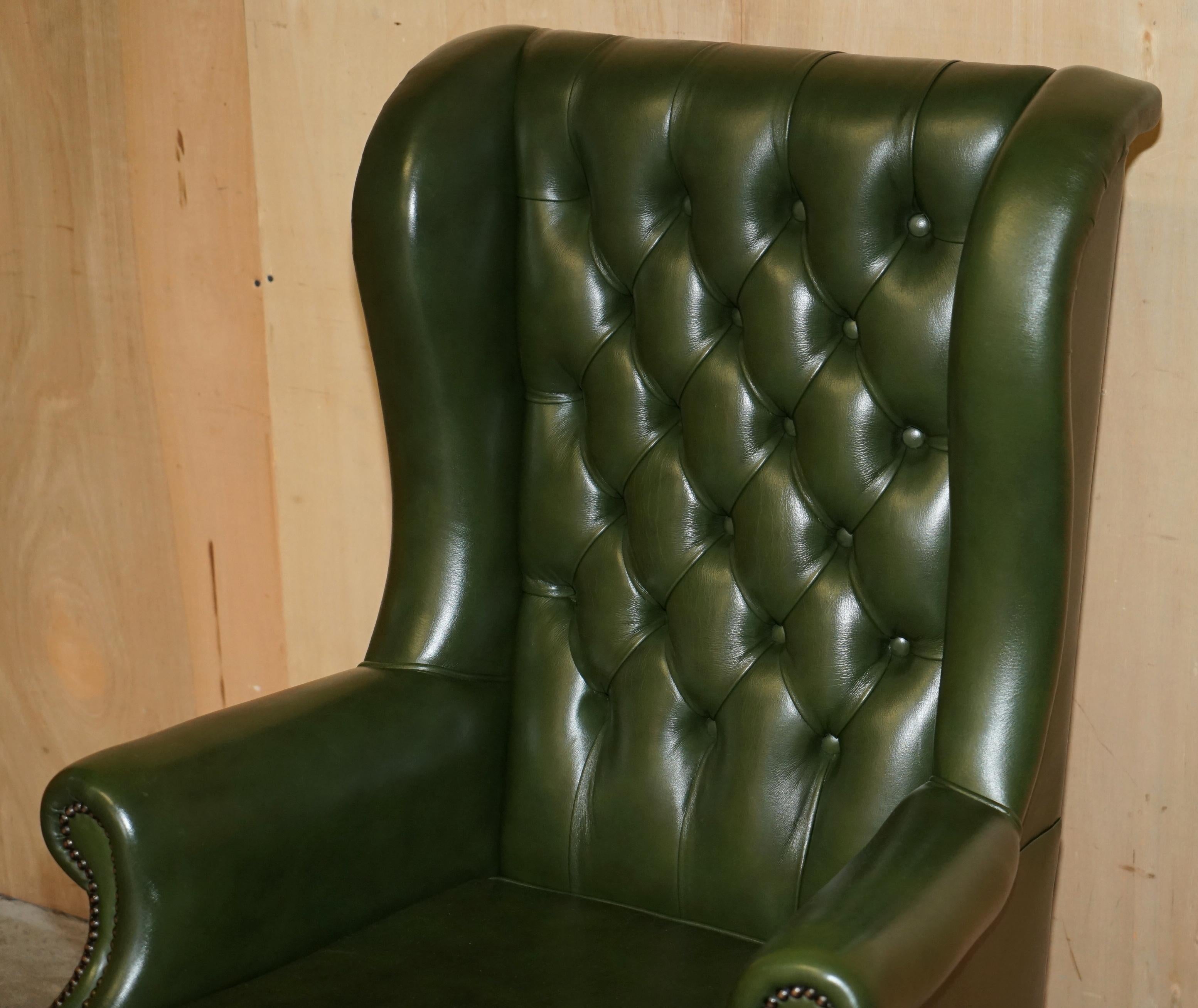 English FiNE GREEN LEATHER CHESTERFIELD PRESIDENTS CAPTAINS WINGBACK OFFICE SWIVEL CHAIR For Sale