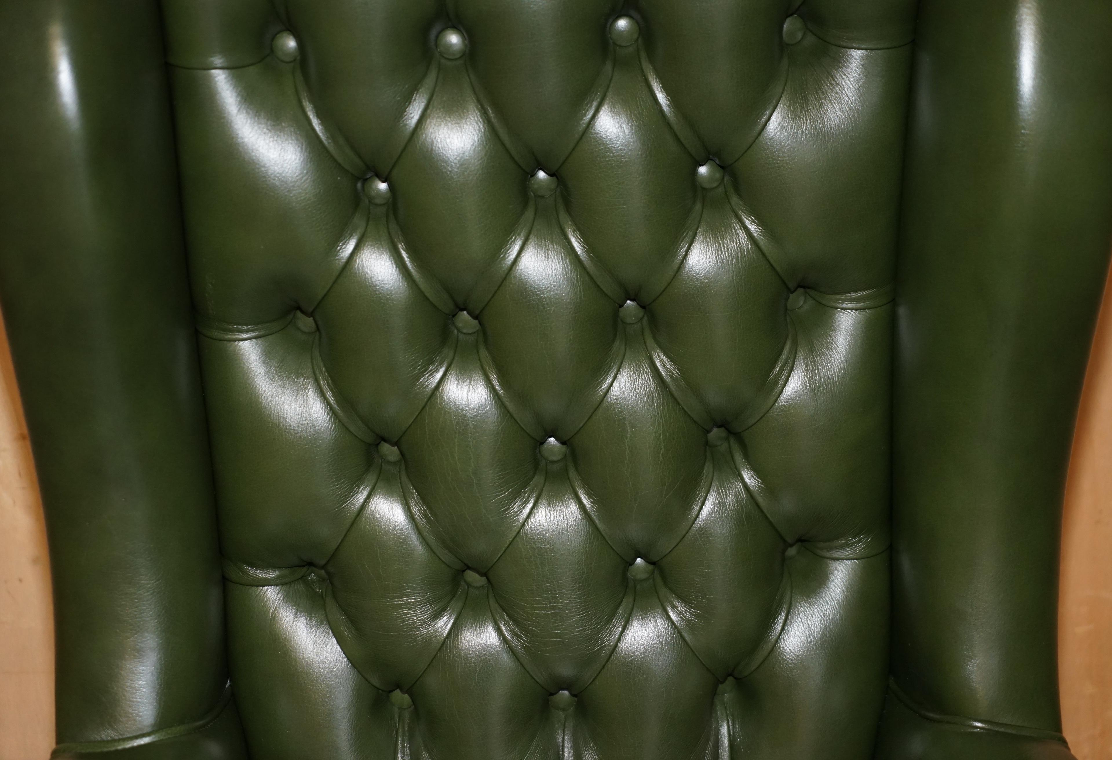 Hand-Crafted FiNE GREEN LEATHER CHESTERFIELD PRESIDENTS CAPTAINS WINGBACK OFFICE SWIVEL CHAIR For Sale