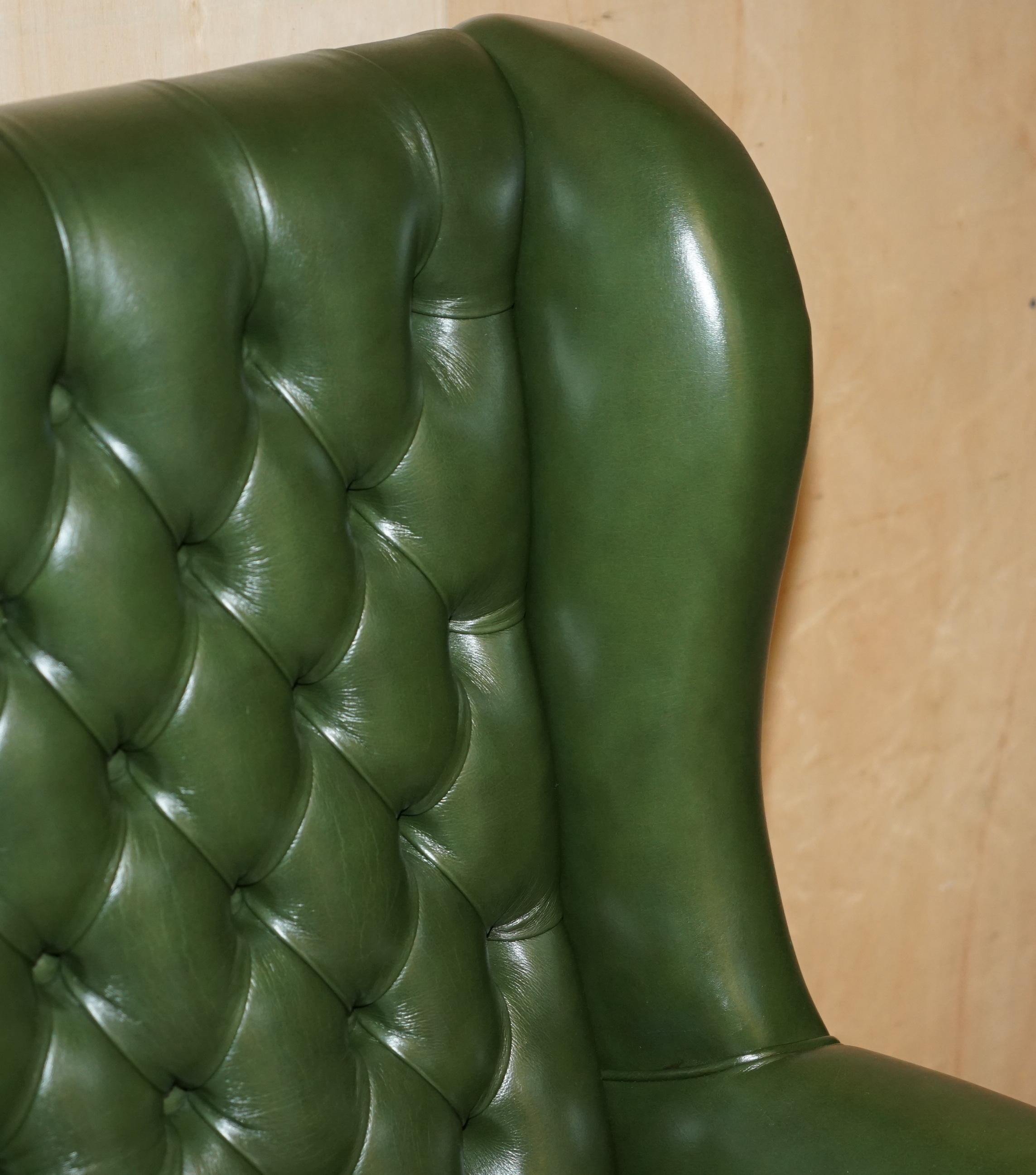 FiNE GREEN LEATHER CHESTERFIELD PRESIDENTS CAPTAINS WINGBACK OFFICE SWIVEL CHAIR In Good Condition For Sale In West Sussex, Pulborough
