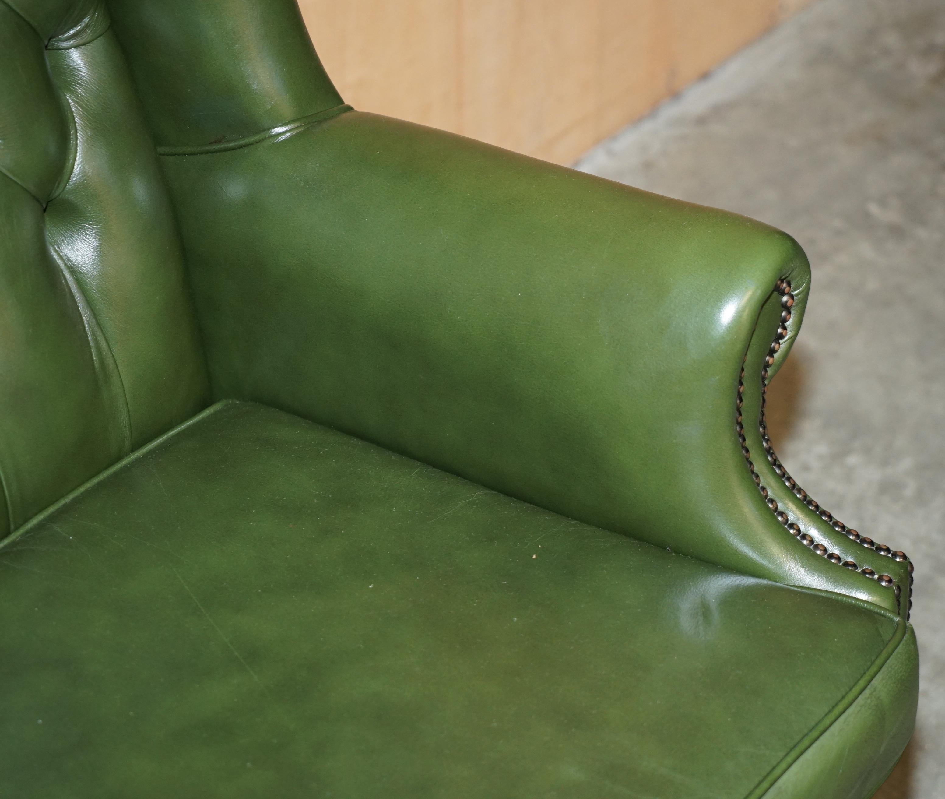 Leather FiNE GREEN LEATHER CHESTERFIELD PRESIDENTS CAPTAINS WINGBACK OFFICE SWIVEL CHAIR For Sale