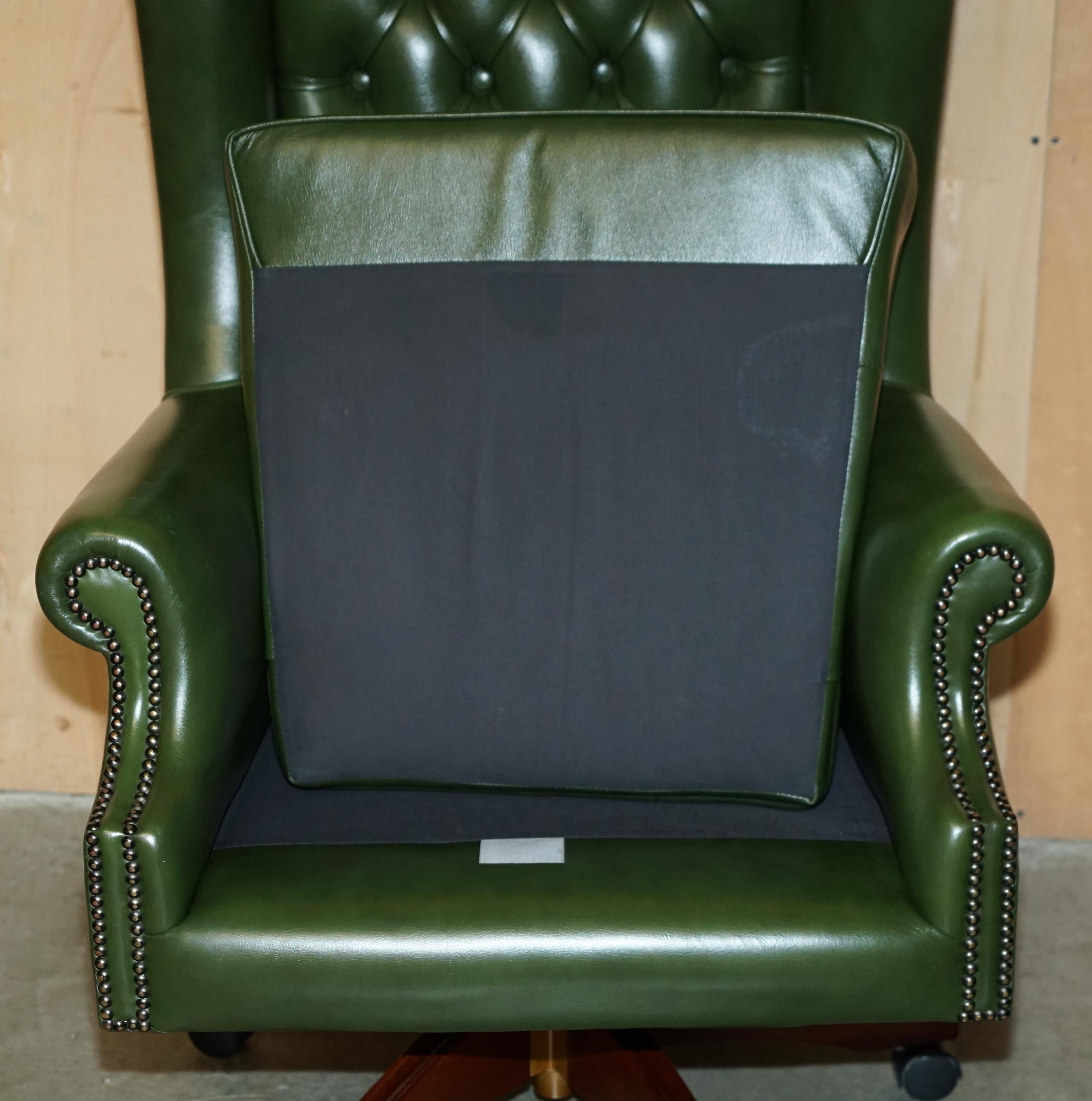 FiNE GREEN LEATHER CHESTERFIELD PRESIDENTS CAPTAINS WINGBACK OFFICE SWIVEL CHAIR For Sale 1