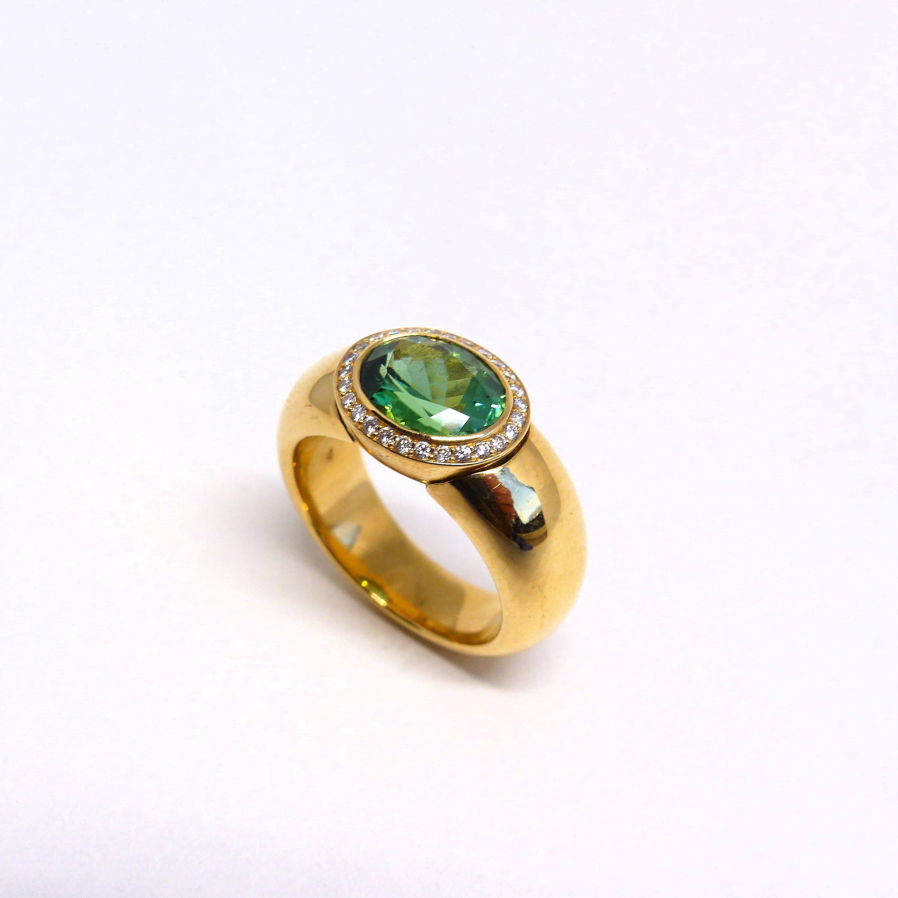 Thomas Leyser ist bekannt für seine zeitgenössischen Schmuckentwürfe unter Verwendung edler Edelsteine. 

Ring aus 18 Karat Roségold (17,84 g) mit 1x feinem grünen Turmalin (facettiert, oval, 10x8 mm, 2,68ct) + 26x Diamanten (Brillantschliff, 1 mm,