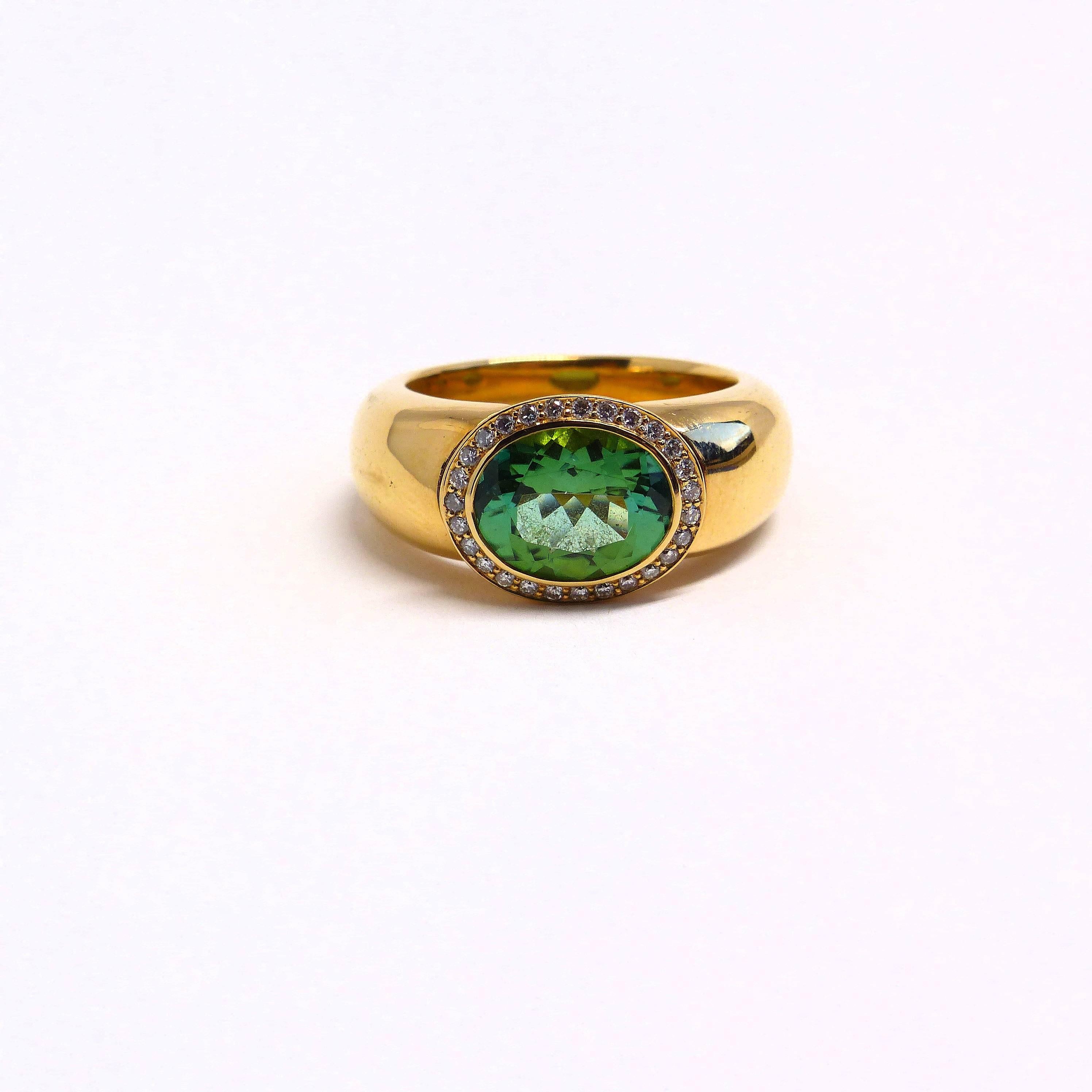 Ring aus Roségold mit 1 grünem Turmalin und Diamanten. (Ovalschliff) im Angebot
