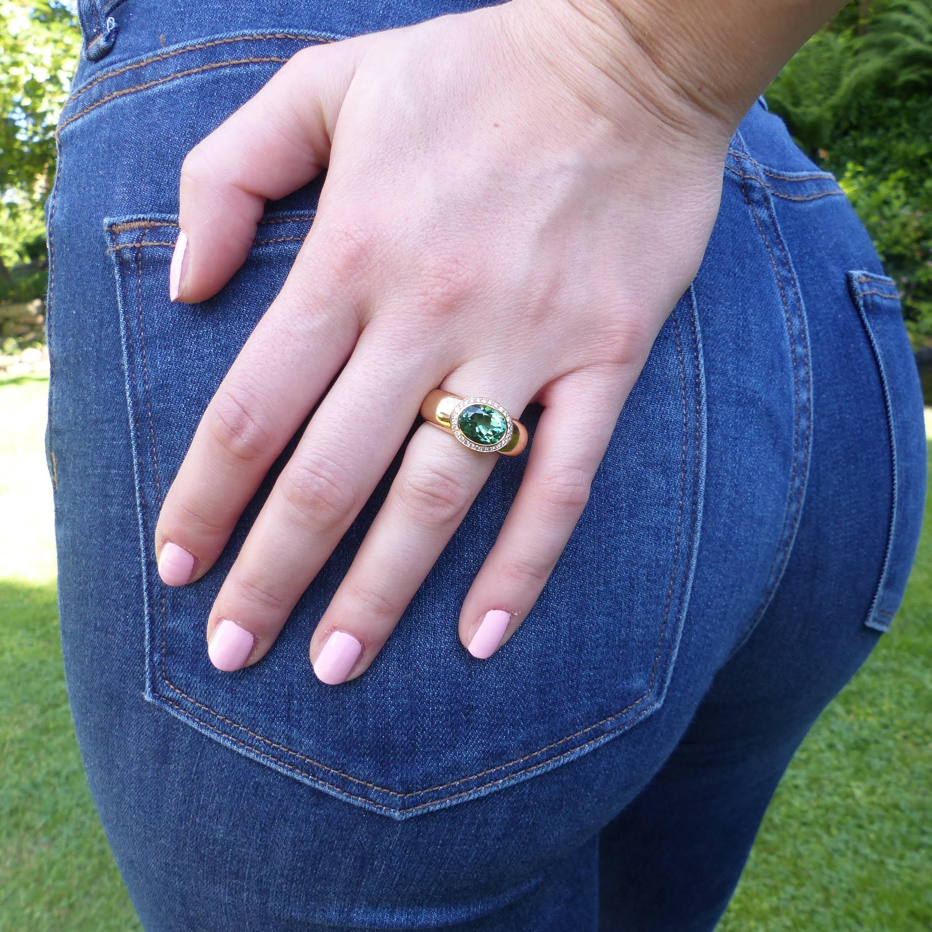 Ring aus Roségold mit 1 grünem Turmalin und Diamanten. Damen im Angebot