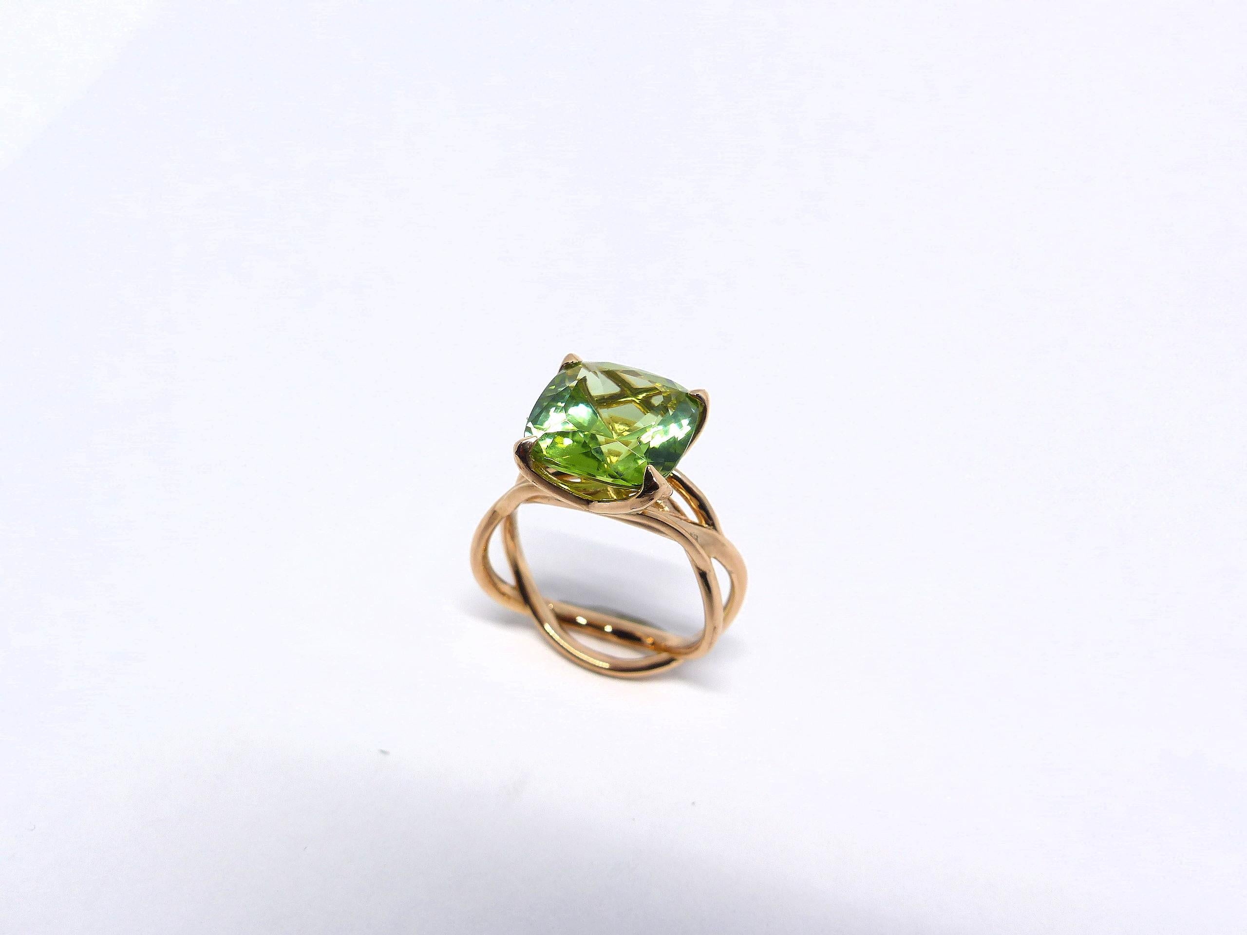 Taille coussin Bague en or rose avec 1 tourmaline verte en forme de coussin de 11 x 11 mm. en vente