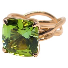 Bague en or rose avec 1 tourmaline verte en forme de coussin de 11 x 11 mm.