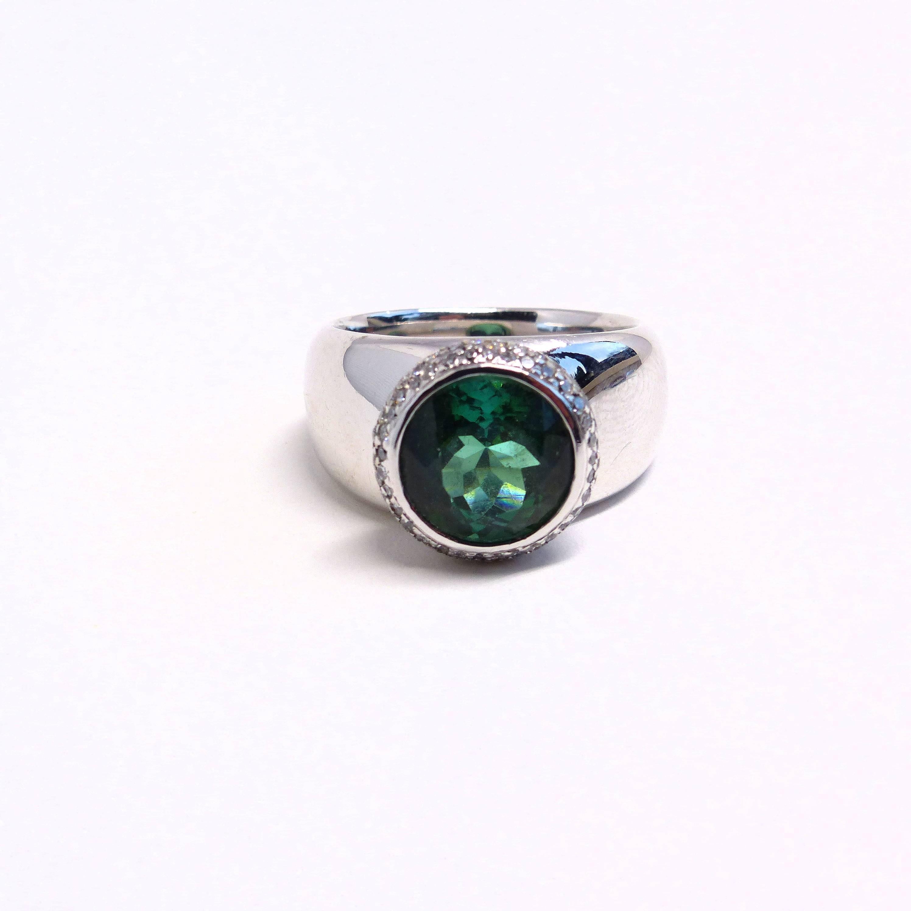 Round Cut  Ring in White Gold with 1 Green Tourmaline and Diamonds. For Sale