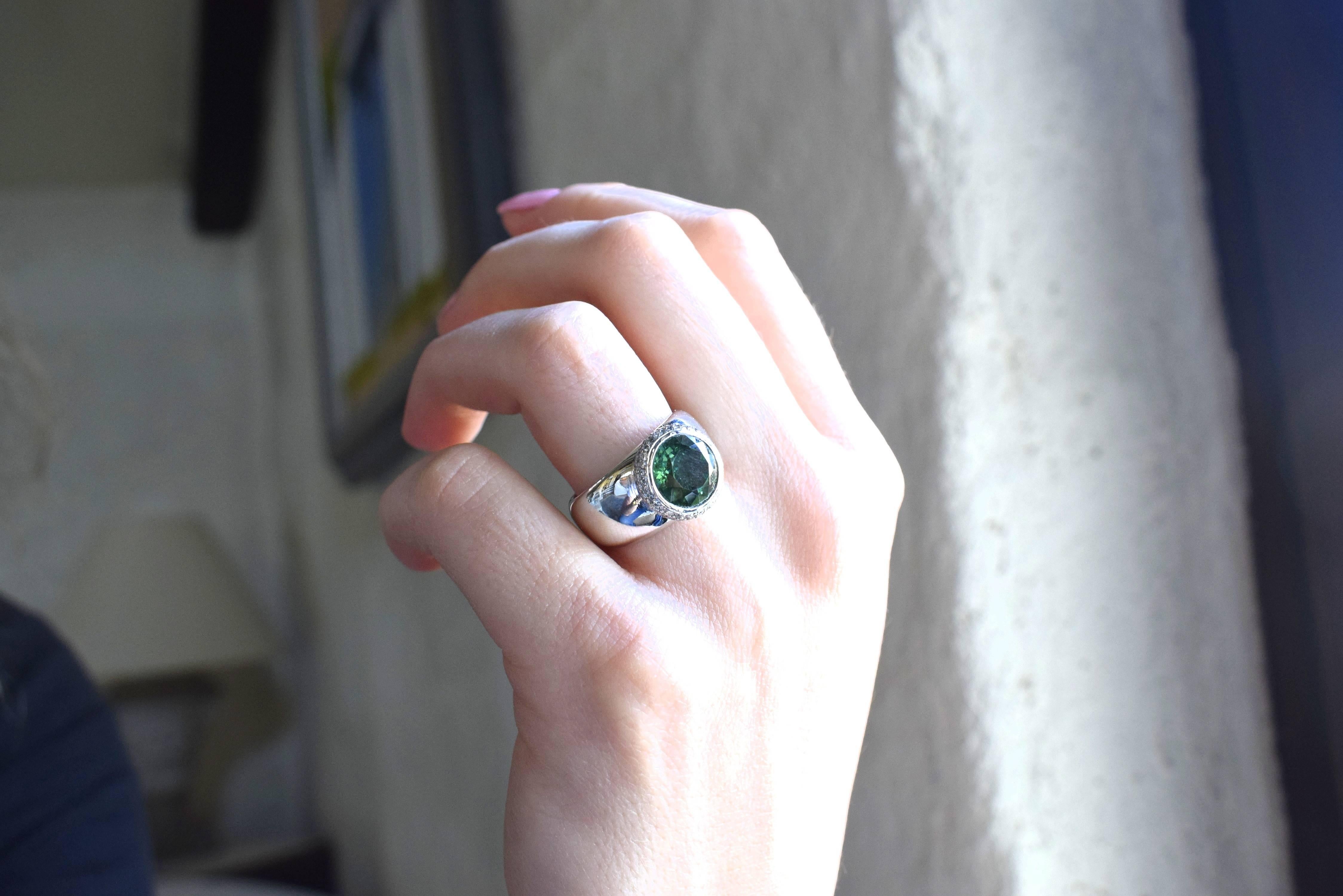  Ring in White Gold with 1 Green Tourmaline and Diamonds. In New Condition For Sale In Idar-Oberstein, DE