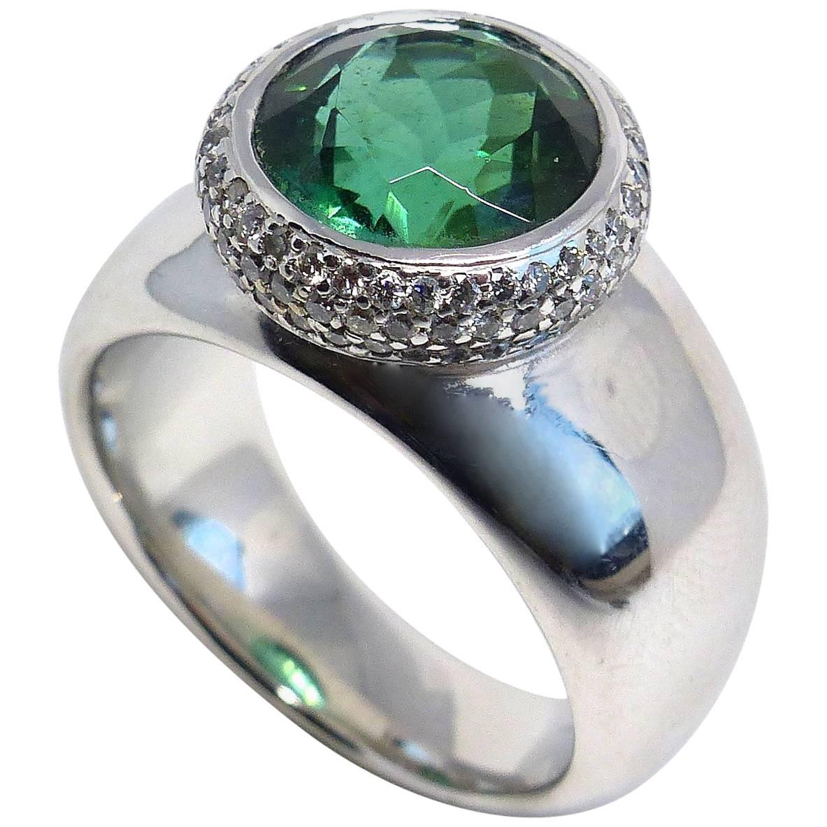 Anillo de Oro Blanco con 1 Turmalina Verde y Diamantes.