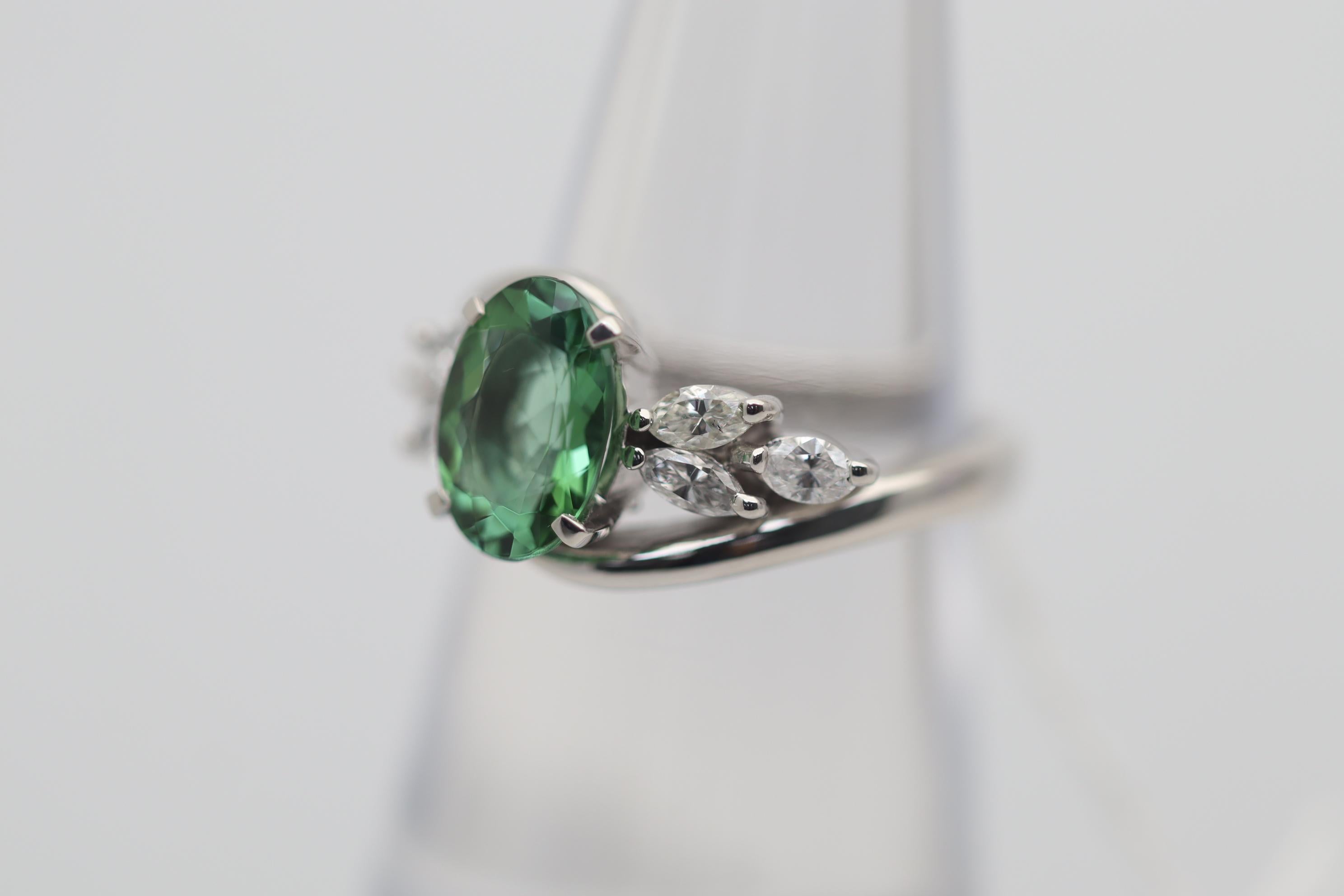 Taille ovale Bague en platine avec tourmaline verte raffinée et diamant en vente