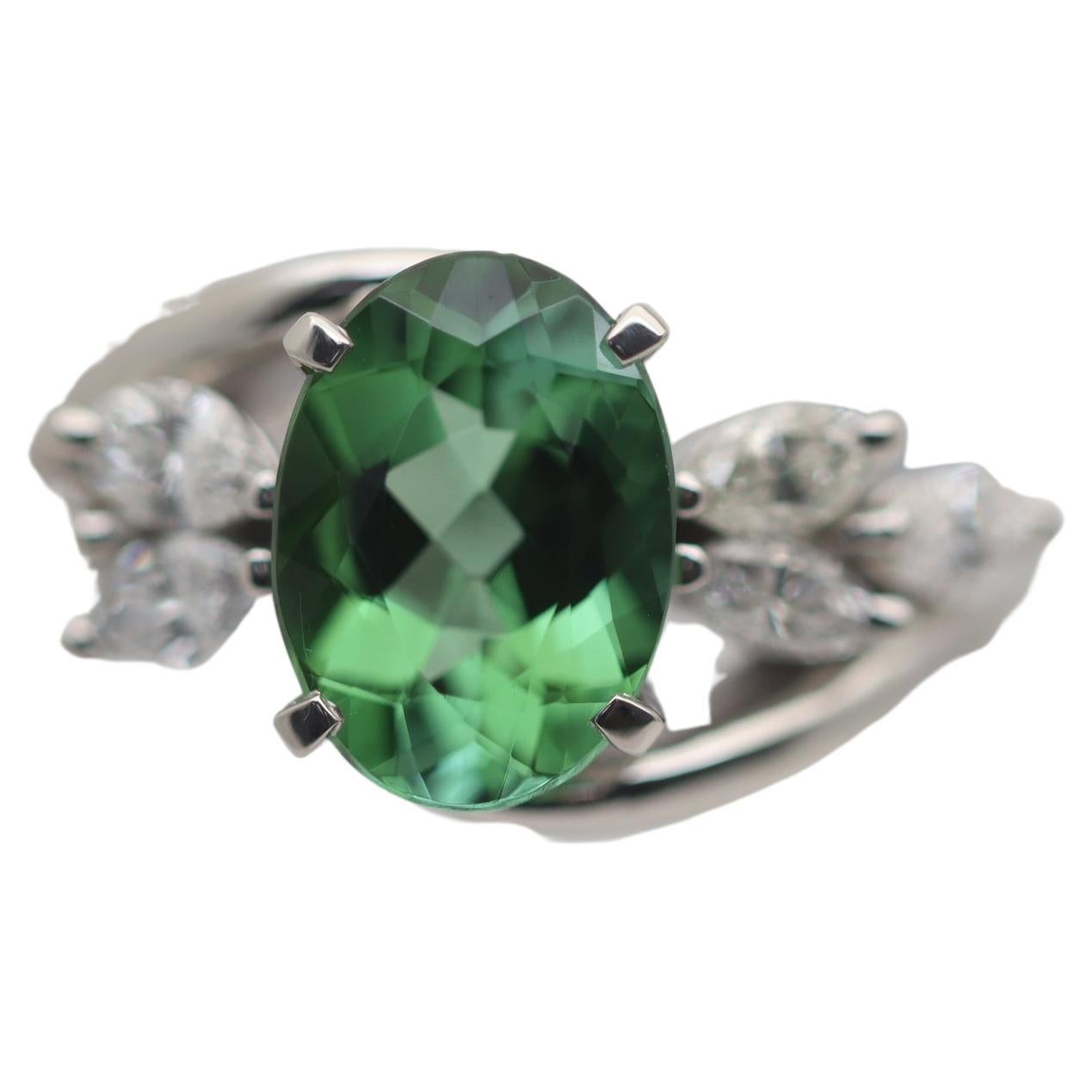 Bague en platine avec tourmaline verte raffinée et diamant en vente