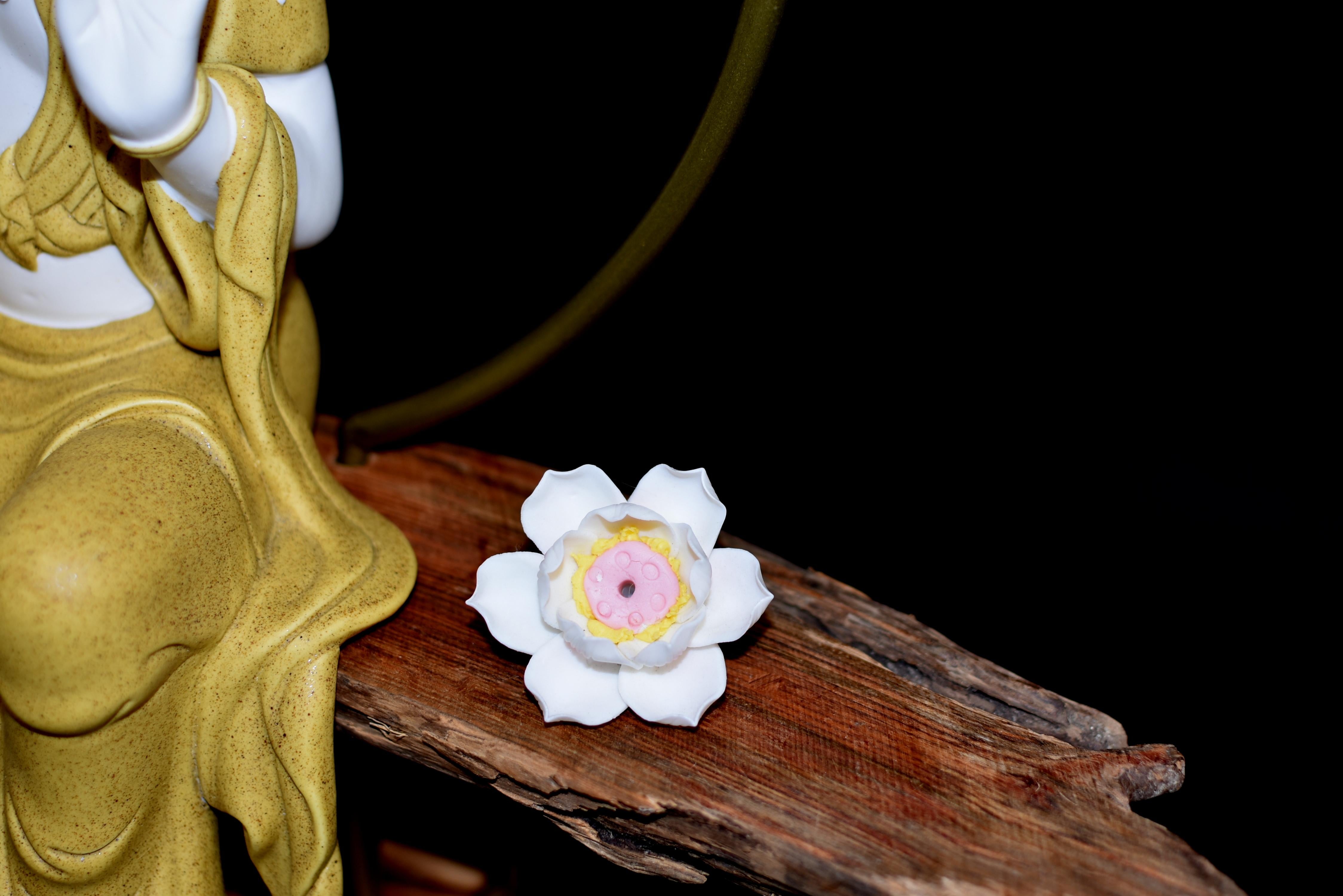 Fine Guan Yin Reverse Incense Burner Blanc De Chine De Hua Porcelain Set of 8 en venta 13