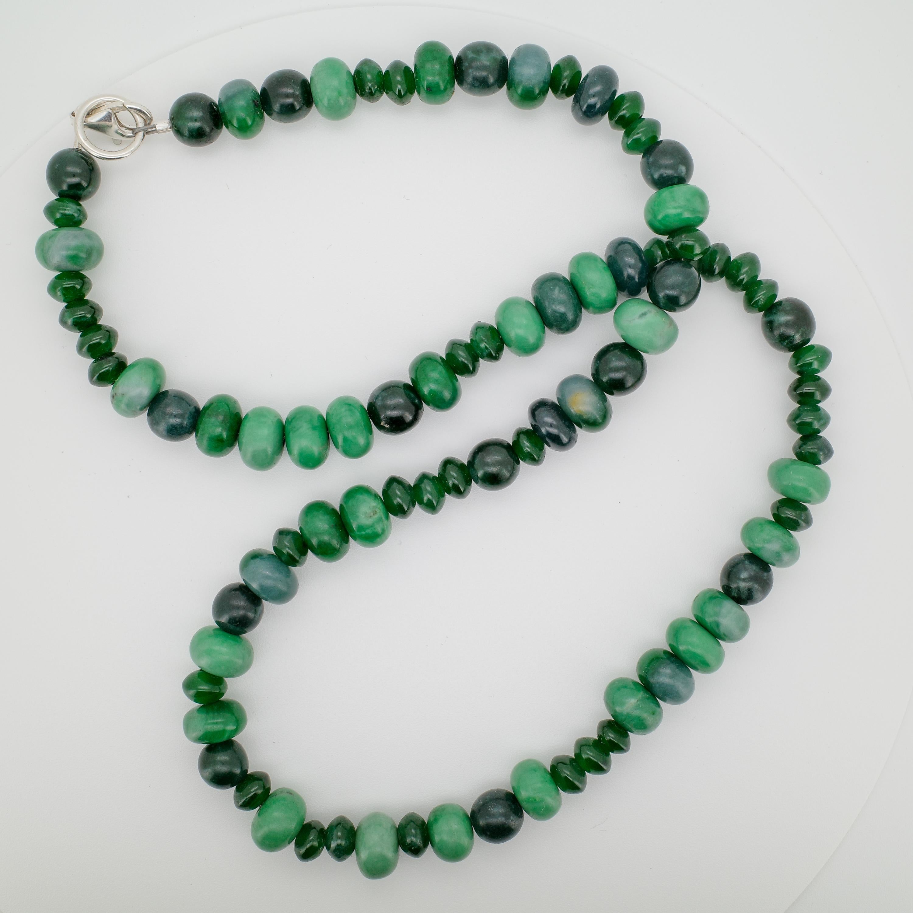 Questa collana unica nel suo genere è composta da perle di giada naturale e non trattata che ho acquistato da una mia vecchia conoscenza in Sud America. Ho acquistato tutte le perline più belle che sono riuscita a procurarmi da lui e ne ho fatto