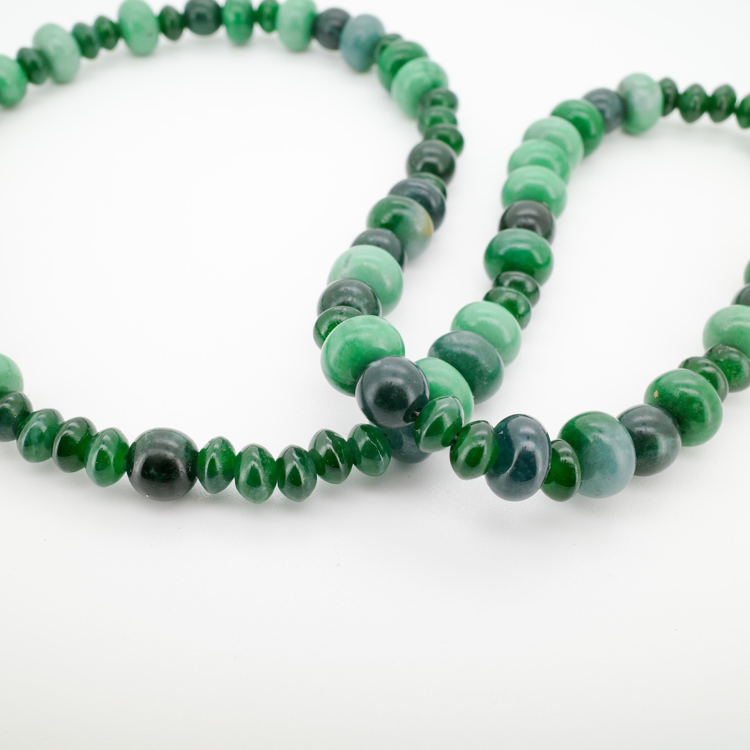 Artigiano Collana di specimen di giada del Guatemala per collezionisti in vendita