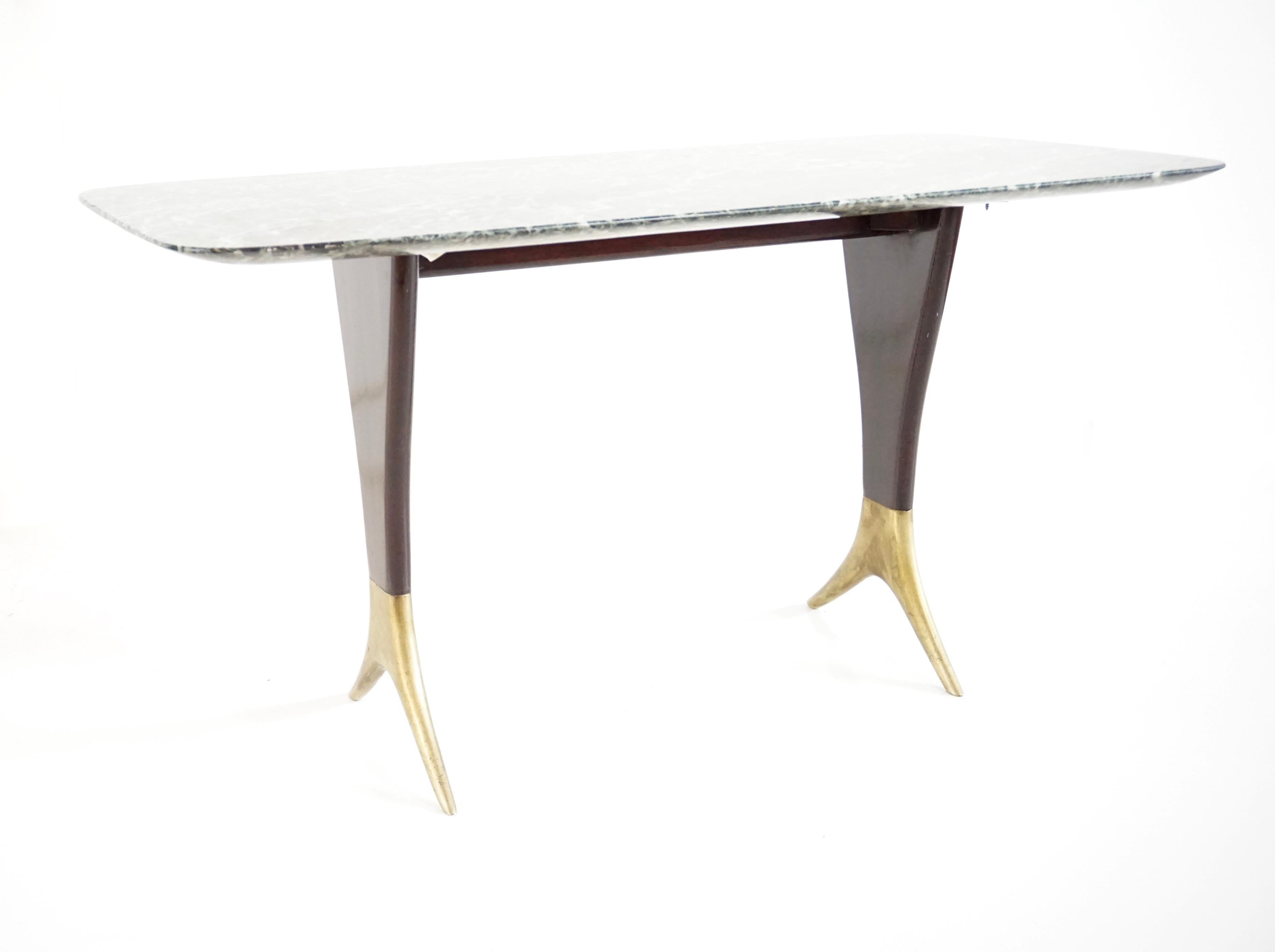 Fine Guglielmo Ulrich coffee table, verde alpi marble top, brass feet,  1940 In Good Condition For Sale In Rome, IT