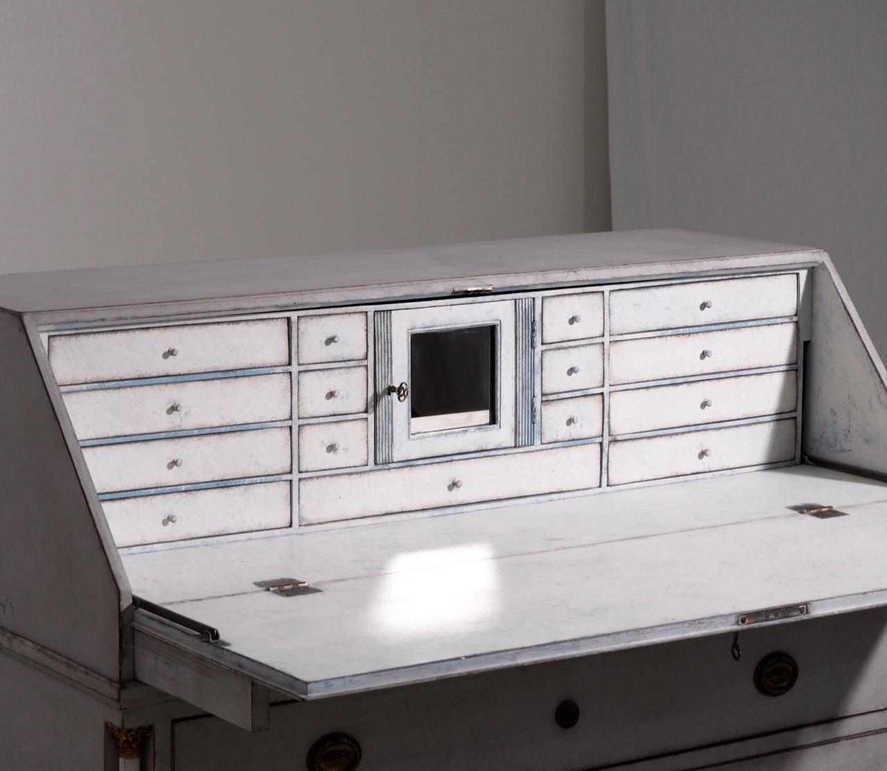 Fine Gustavian bureau with bronze hardware, fine columns and several inside drawers. Original lock and key, circa 1790.