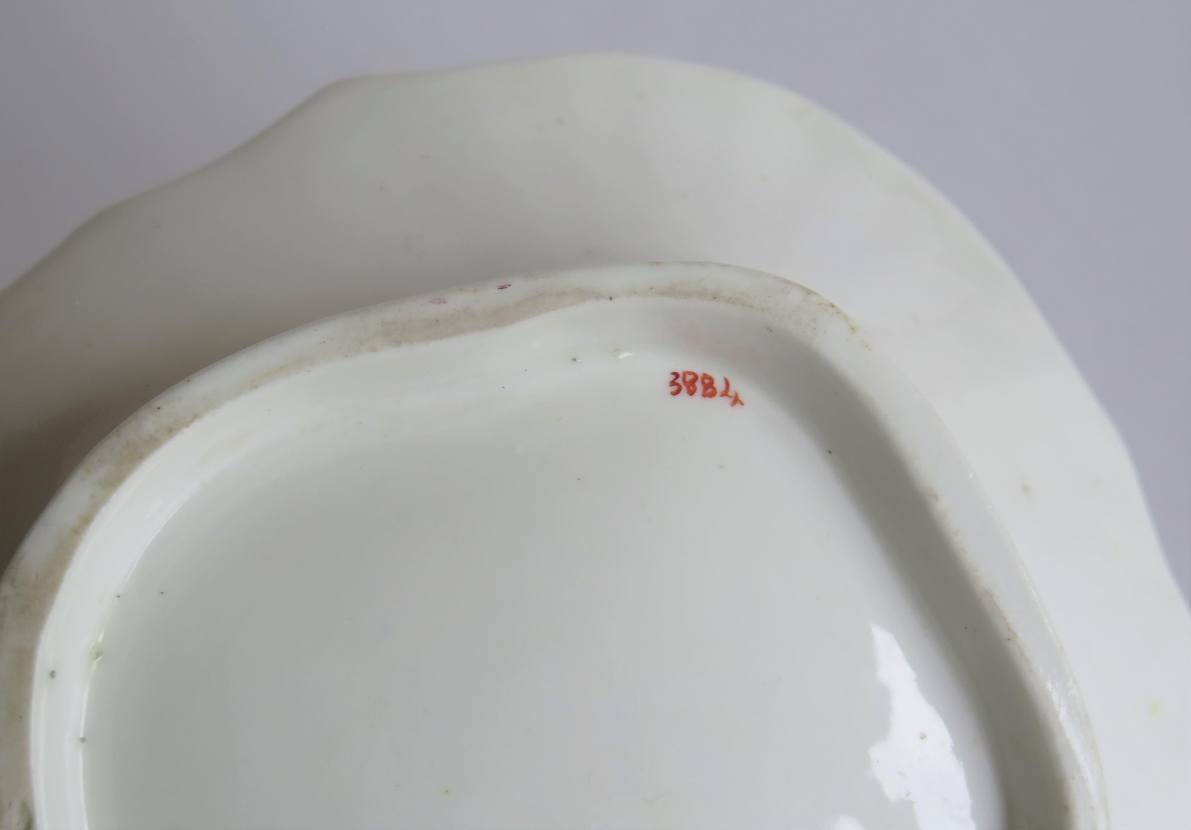 Plat à coquille en porcelaine de H&R Daniel, modèle enregistré 3884, vers 1830 en vente 11