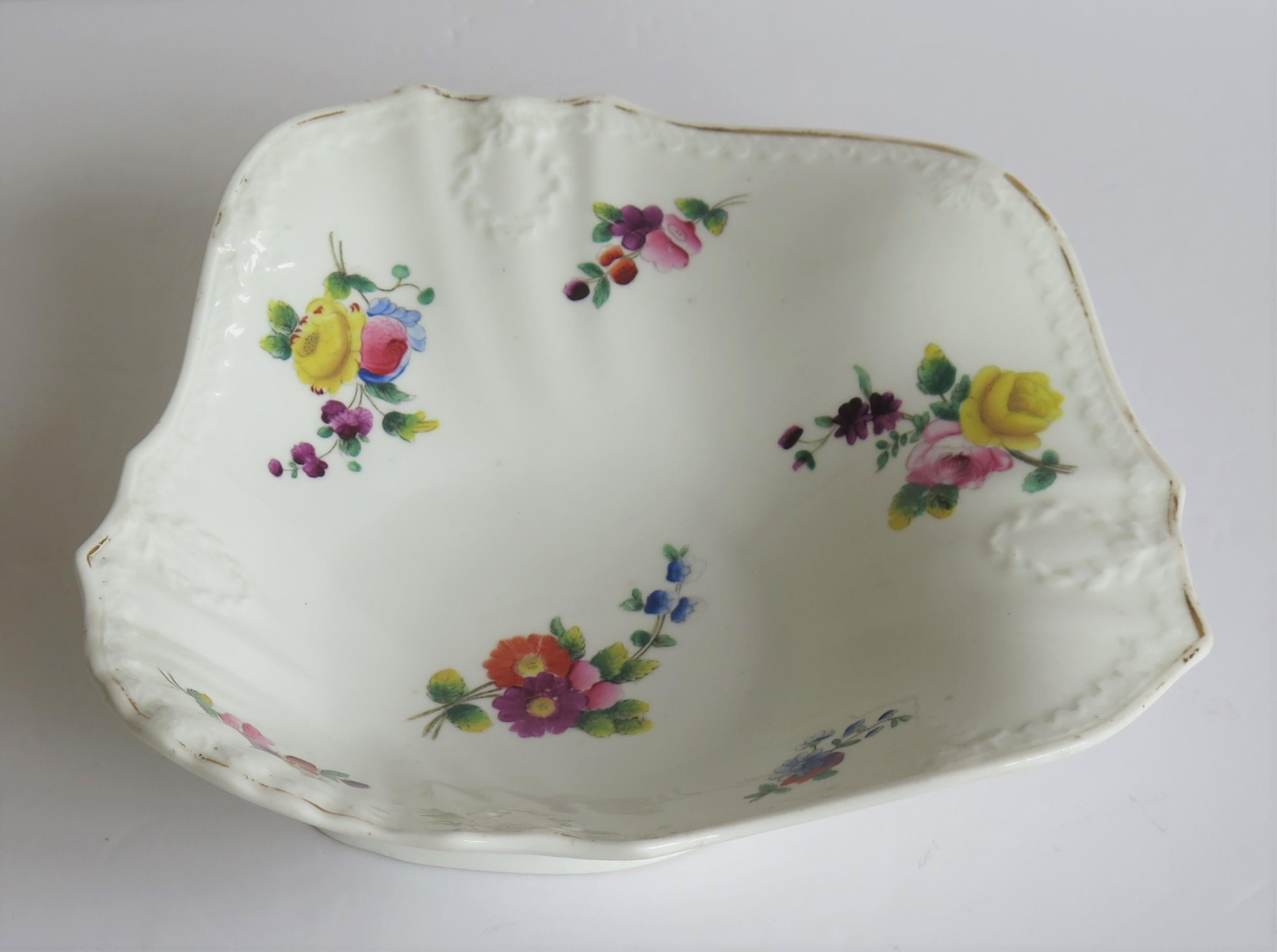 English Fine H & R Daniel Porcelain Shell Dish in Recorded Pattern 3884, circa 1830 For Sale