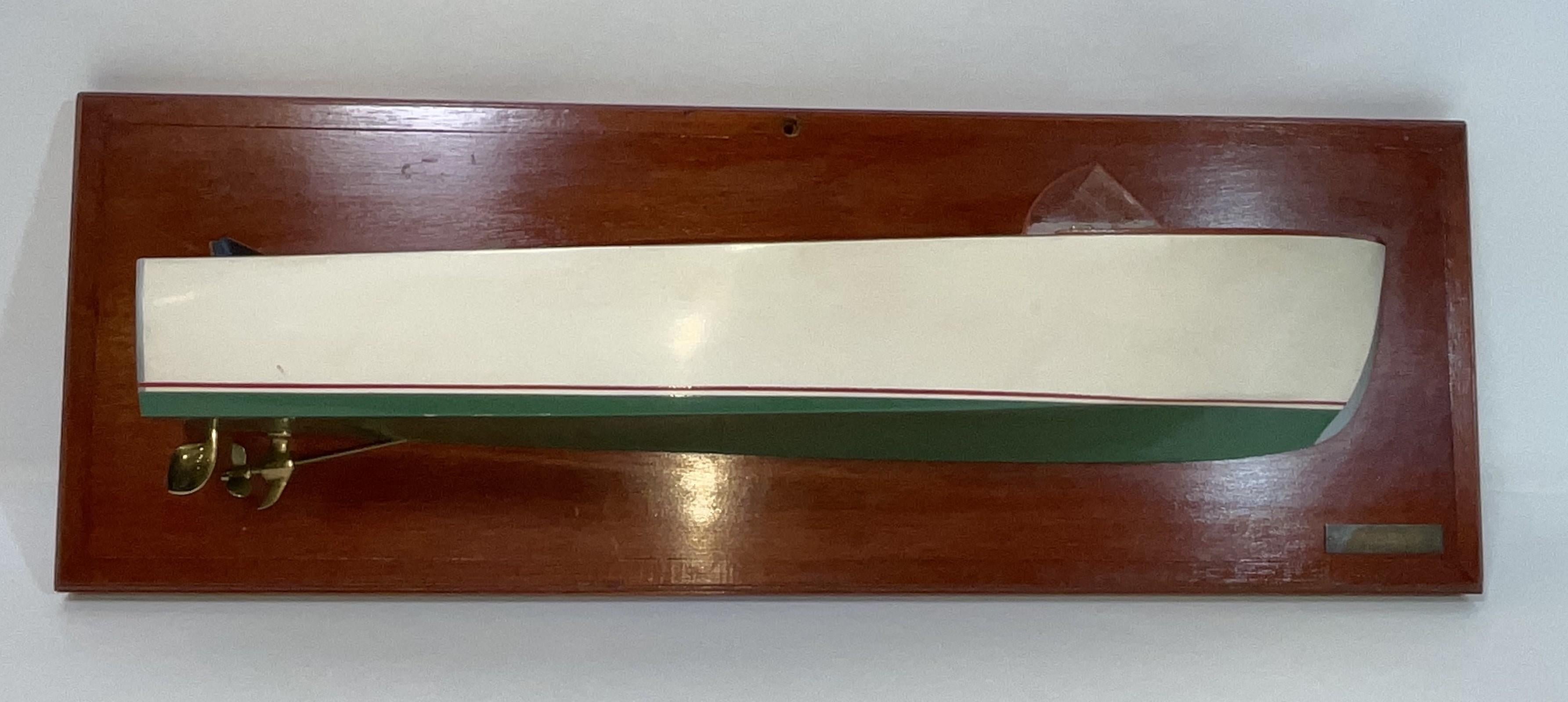 Demi-modèle de la vedette Carolyn. Fabriqué professionnellement par Samuel M. Jones de Manchester, Massachusetts, un modéliste, avec une ancienne carte de visite jointe.

Poids :    5 lbs.
Dimensions globales :    9