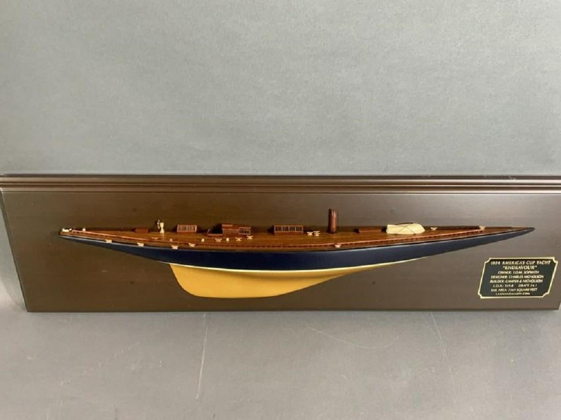 Fine demi-modèle de yacht Endeavour Excellent état - En vente à Norwell, MA
