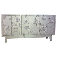 Fine Hammered White Bronze Floral Credenza - Geschnitztes Metallkabinett, handgefertigt