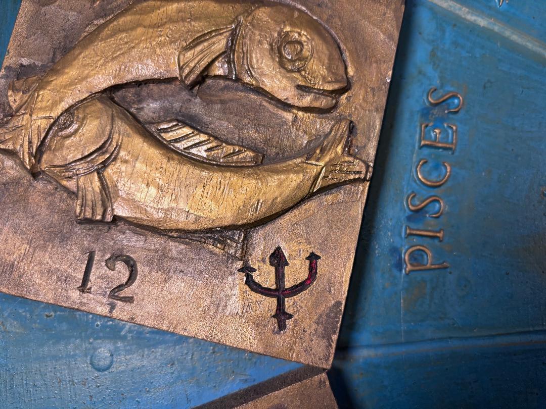 Signo del zodiaco de arte popular tallado a mano, Charles Pizzano, 1950 en venta 3