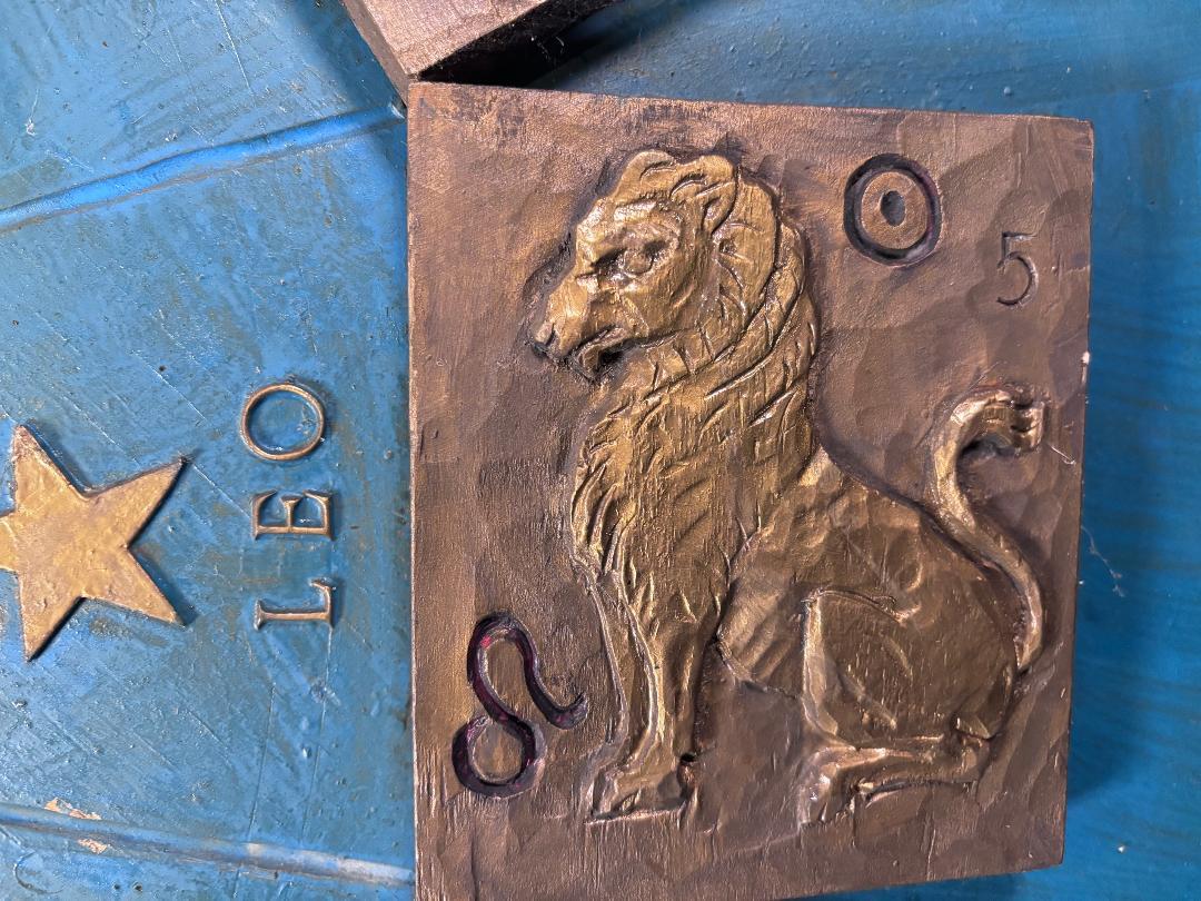 Signo del zodiaco de arte popular tallado a mano, Charles Pizzano, 1950 en venta 4