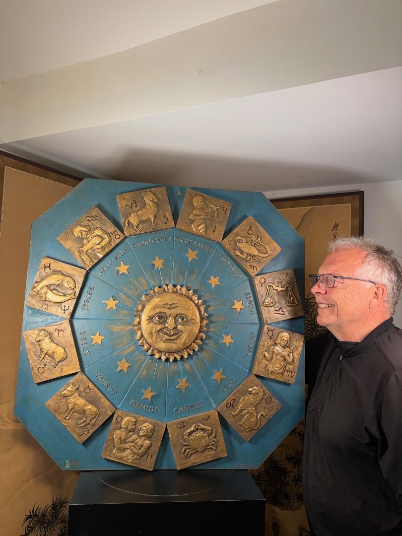 Precioso signo del zodiaco azul y dorado, tallado y pintado a mano por Charles Pizzano, hacia 1950.

El letrero de forma octogonal de 32 pulgadas fue sólo una de las prolíficas y singulares creaciones artísticas de Pizzano a lo largo de su vida.  