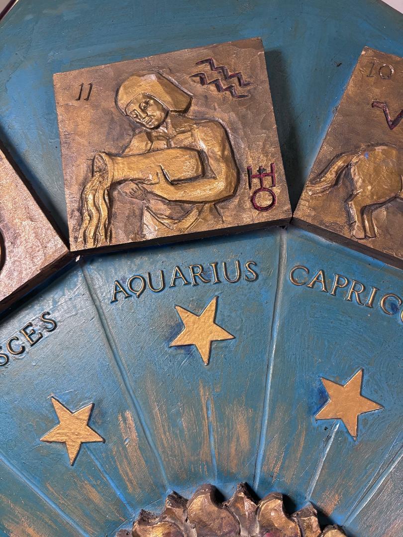 Signo del zodiaco de arte popular tallado a mano, Charles Pizzano, 1950 mediados del siglo XX en venta