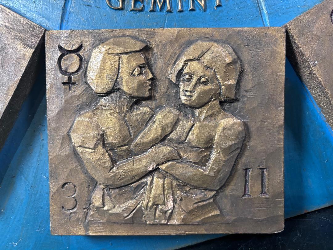 Signo del zodiaco de arte popular tallado a mano, Charles Pizzano, 1950 Madera en venta