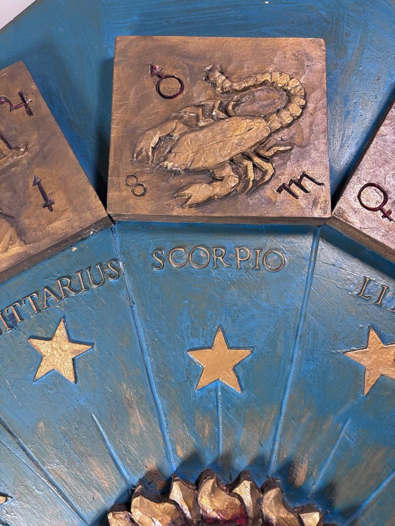 Signo del zodiaco de arte popular tallado a mano, Charles Pizzano, 1950 en venta 1