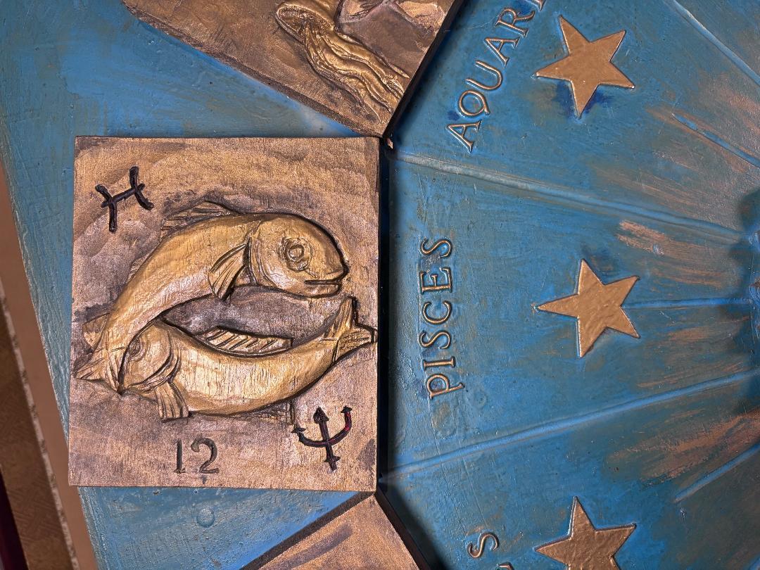 Signo del zodiaco de arte popular tallado a mano, Charles Pizzano, 1950 en venta 2
