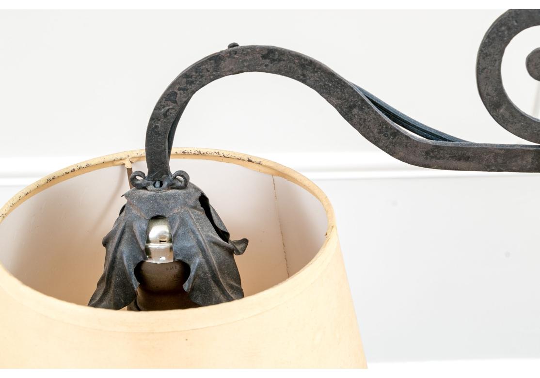 XIXe siècle Paire de lampadaires en fer forgé à la main en vente