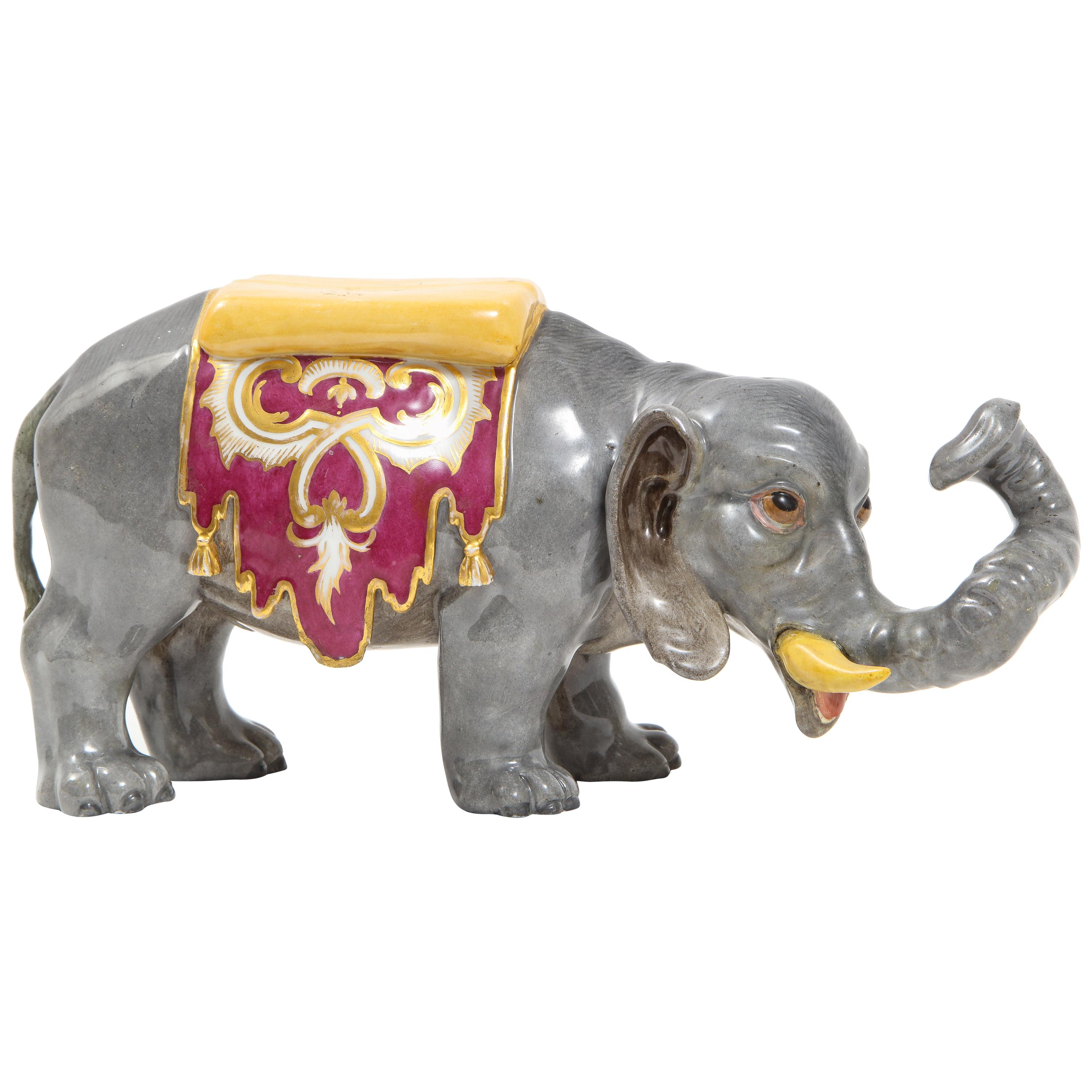 Modèle en porcelaine de Meissen peint à la main d'un éléphant indien avec une selle