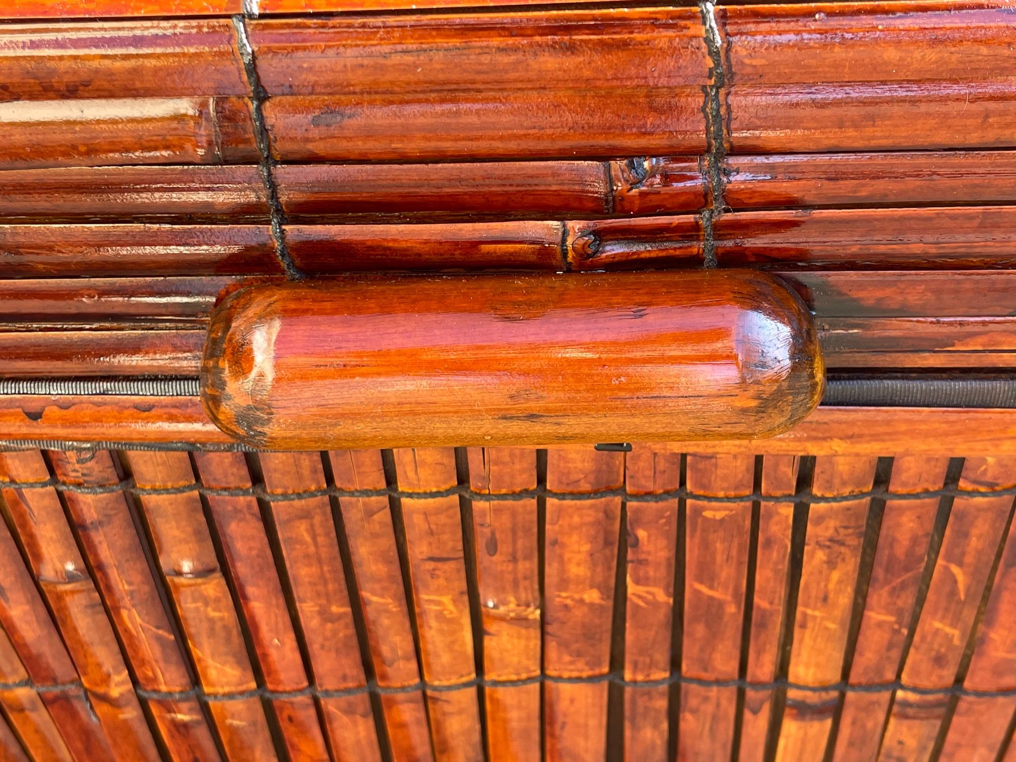 Milieu du XXe siècle Table basse en forme de coffre en bambou teinté à la main en vente