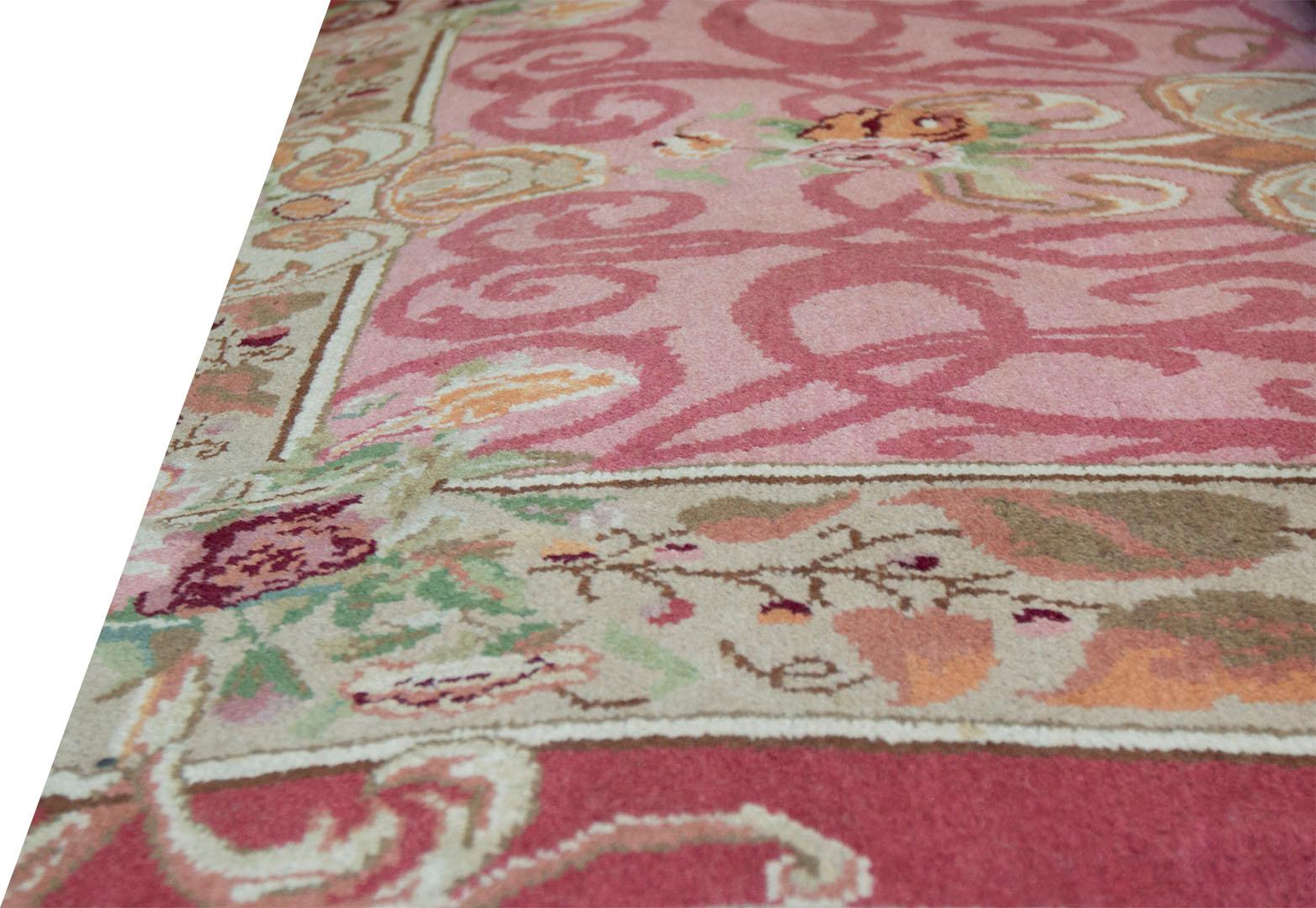 Hochwertiger Teppich, hergestellt in Rumänien. Dieses prächtige Kunstwerk zeigt ein von der französischen Savonnerie inspiriertes Design mit einer meisterhaften Farbgebung. Flor aus 100% natürlicher Wolle. Brandneu.