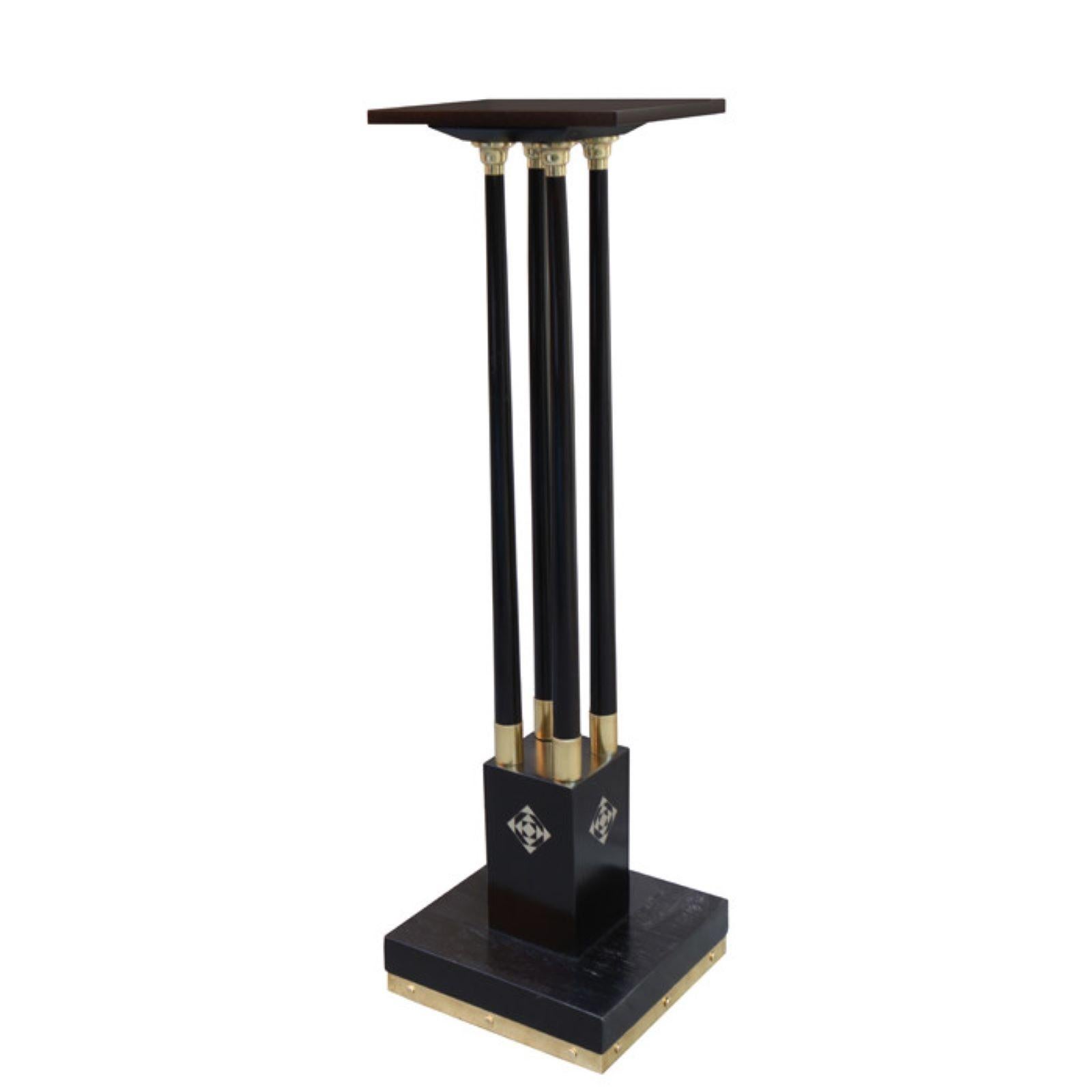 Un bel piedistallo della Secessione viennese disegnato da Hans Christiansen. 
Quercia ebanizzata con base e dettagli in bronzo patinato, 
con intarsi in bronzo patinato su tutti e quattro i lati
del piedistallo centrale inferiore.
Base: 13.25 x