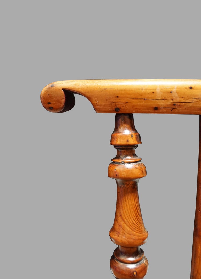 Fine Harlequin Set of 8 Yew Wood High Back Narrow Arm Windsor Chairs at