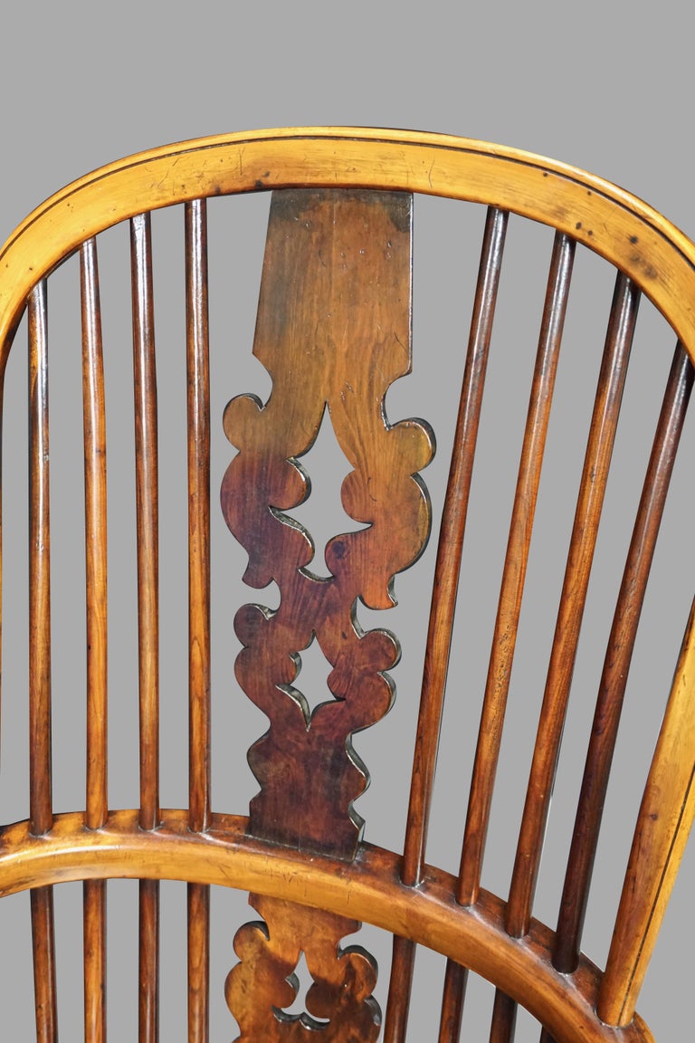 Fine Harlequin Set of 8 Yew Wood High Back Narrow Arm Windsor Chairs at