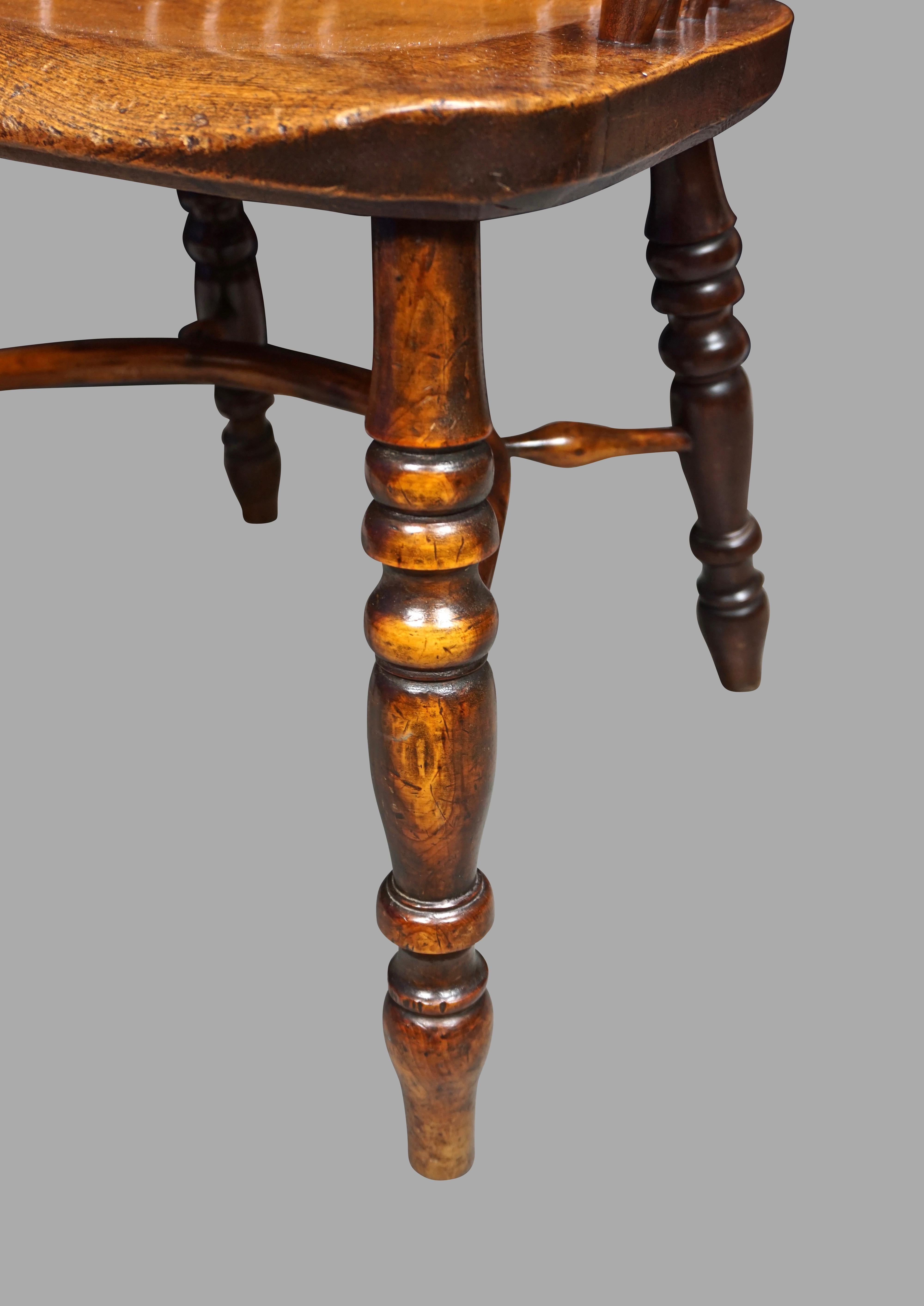 Fine Harlequin Set of 8 Yew Wood High Back Narrow Arm Windsor Chairs at