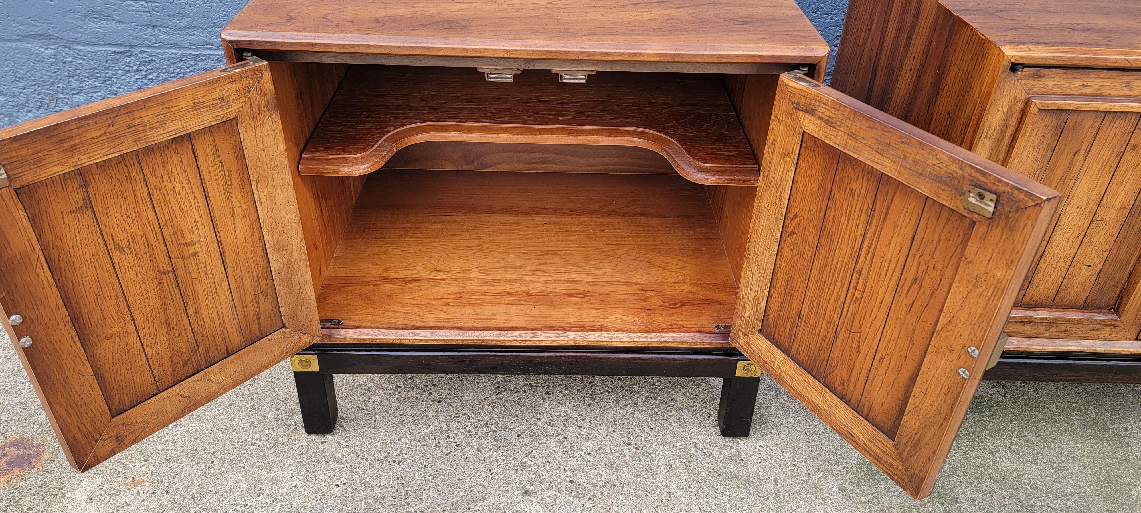 Fine Henredon Nightstands a Pair In Good Condition In Fulton, CA