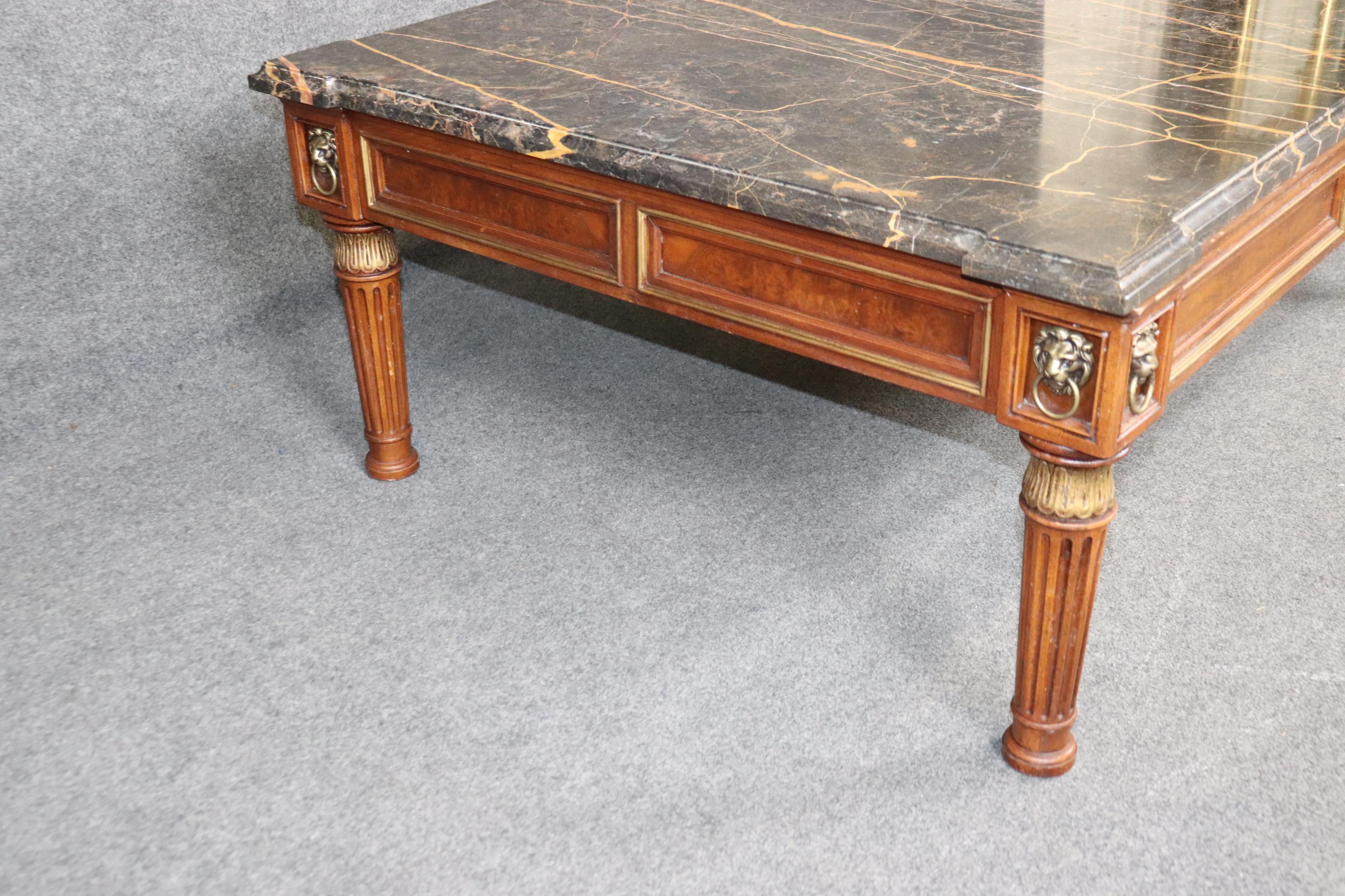 Néo-empire Table basse de style Empire français Henredon Portoro avec plateau en marbre et support en bronze en vente