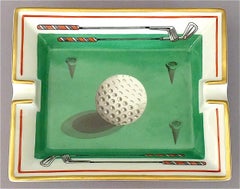 Feiner Hermes Pariser Porzellan-Aschenbecher mit Golfmotiv im Fornasetti-Stil, vergoldet, grün und rot