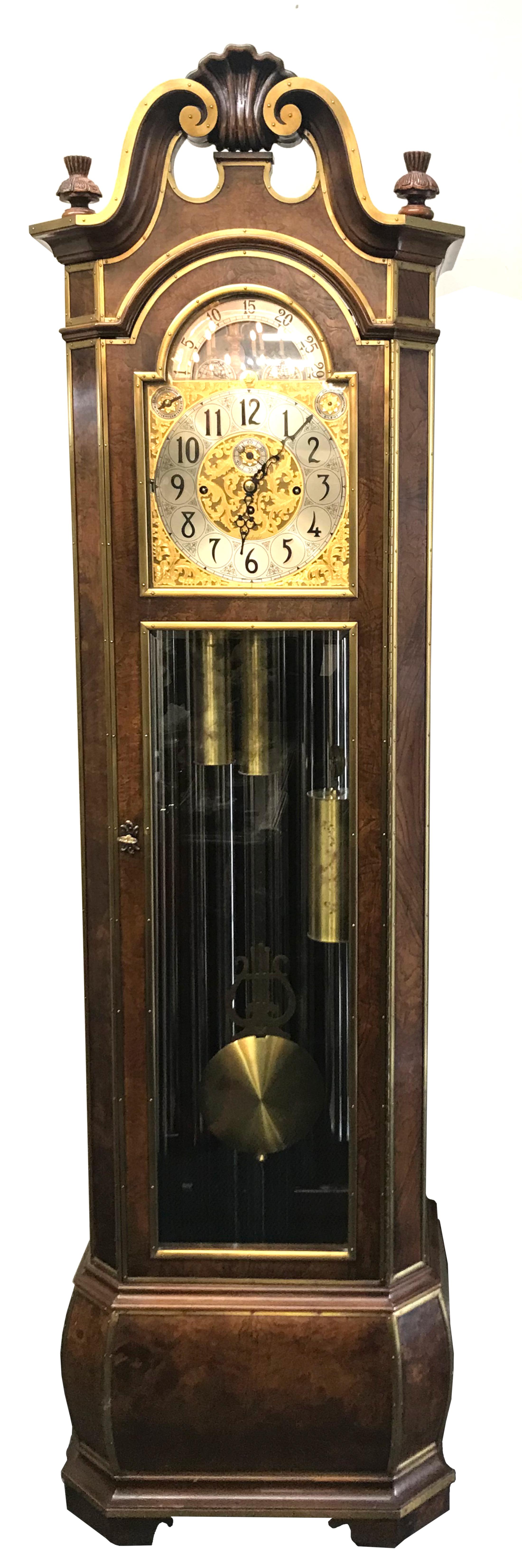 Hohe Herschede-Uhr mit Messingbeschlägen aus Wurzelholz, hohes Gehäuse, 
Modell 250, Uhrwerk und Zifferblatt signiert Herschede. 
Die Flagship-Uhr mit hohem Gehäuse der Herschede Hall Clock Company war auch eine der letzten Uhren, die von