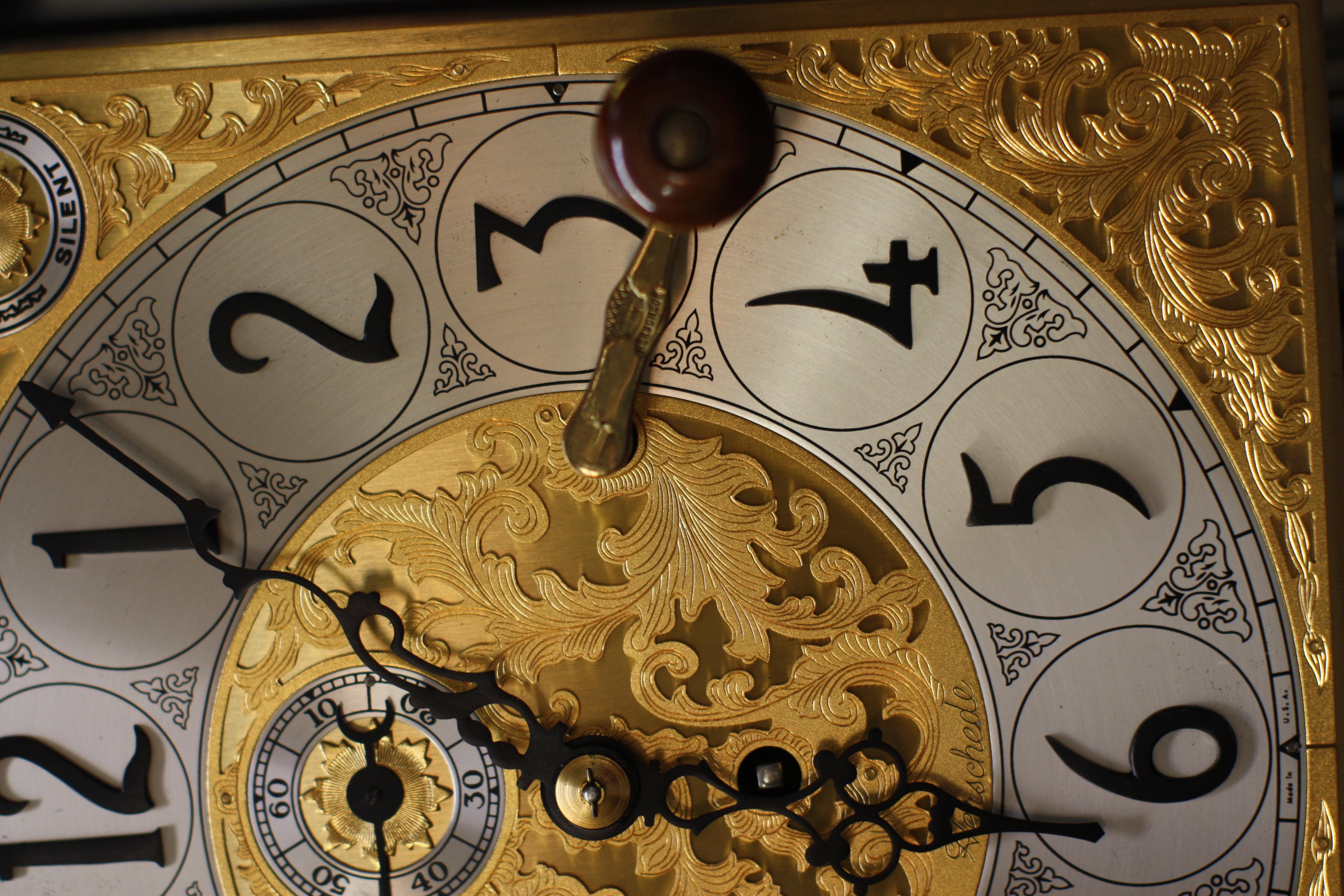 Große Herschede-Uhr mit Messingbeschlägen aus Wurzelholz und hohem Etui (20. Jahrhundert) im Angebot