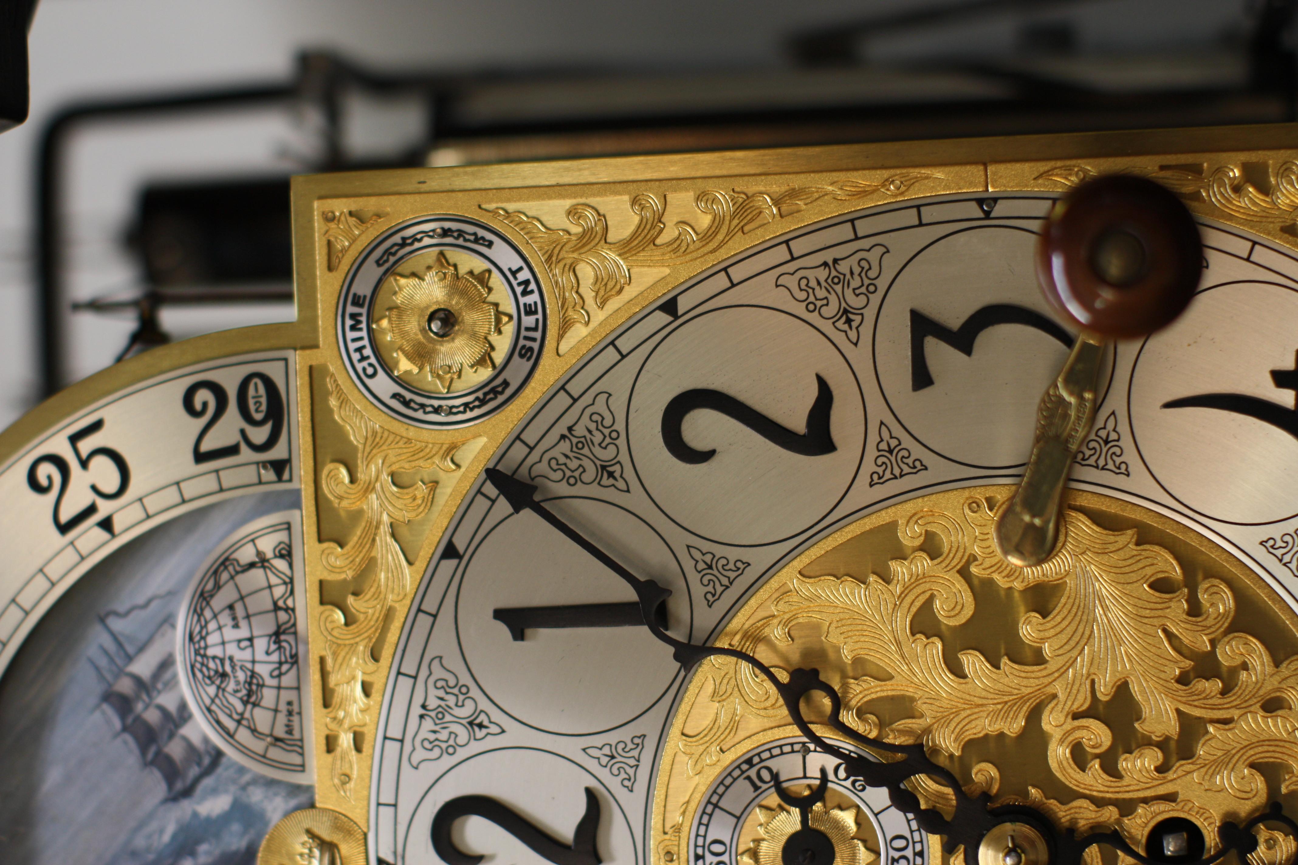 Große Herschede-Uhr mit Messingbeschlägen aus Wurzelholz und hohem Etui (Holz) im Angebot