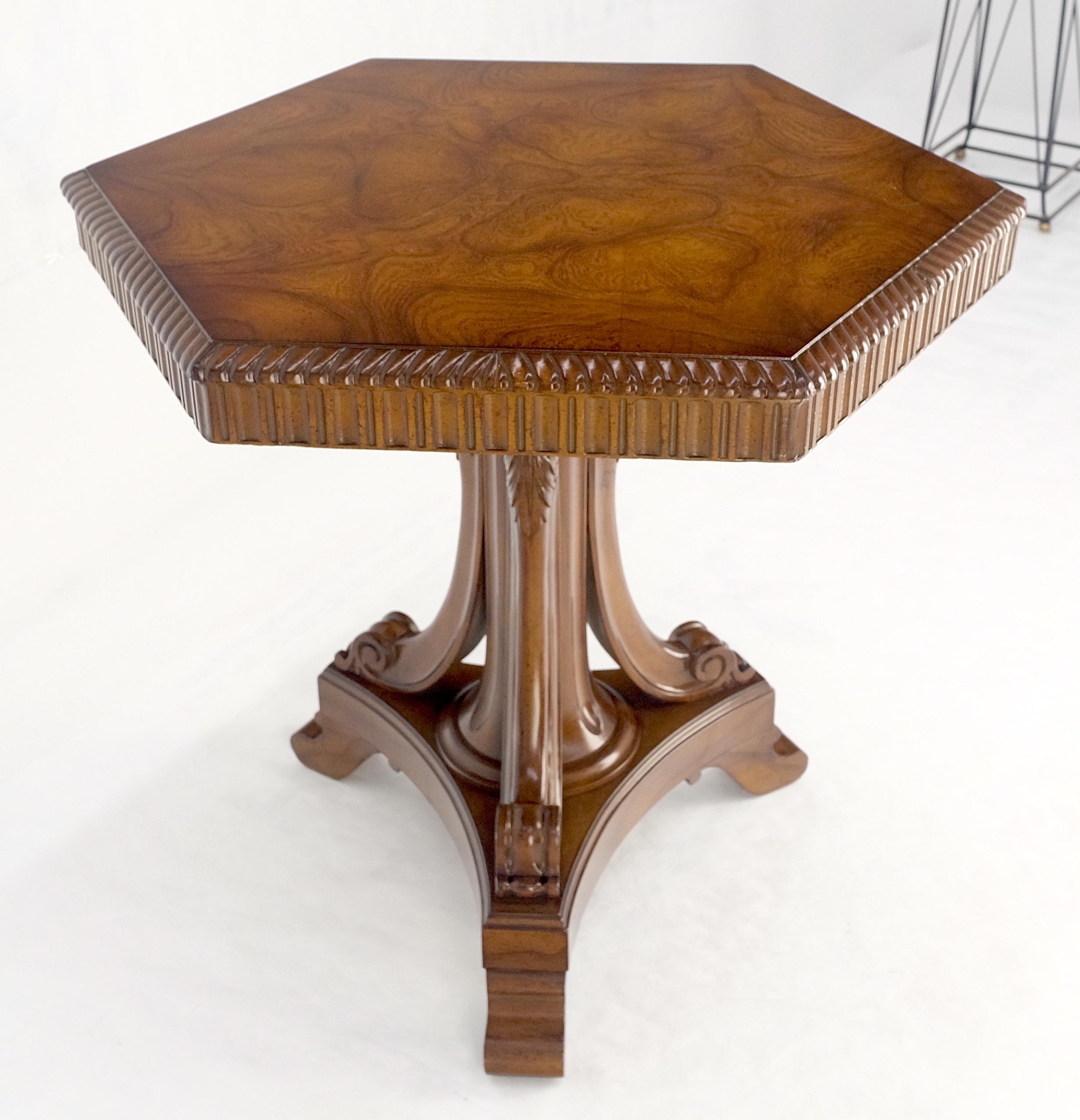 Table centrale hexagonale en bois de ronce, tripode, base sculptée et chantournée MINT en vente 4