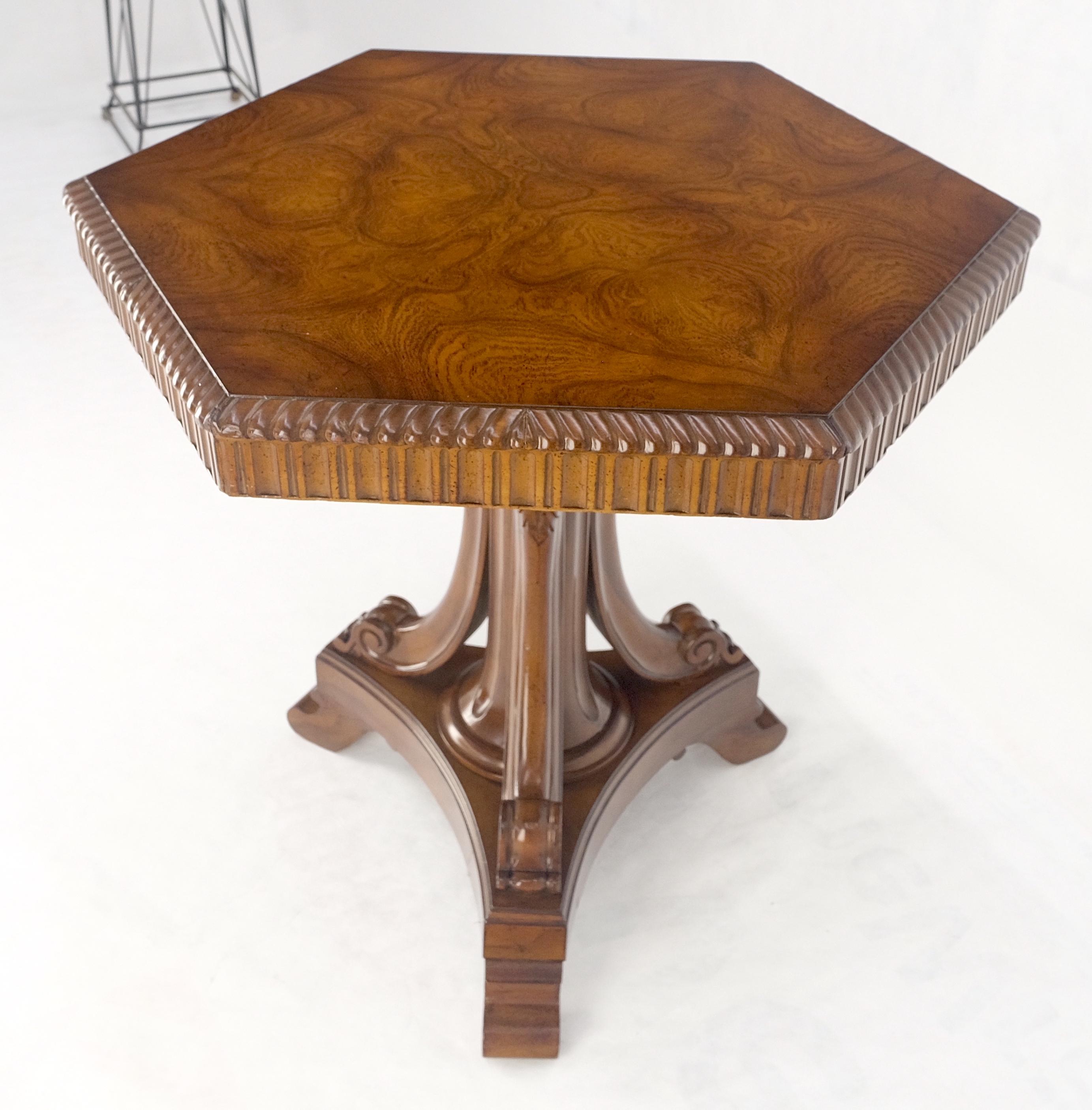 Table centrale hexagonale en bois de ronce, tripode, base sculptée et chantournée MINT en vente 5