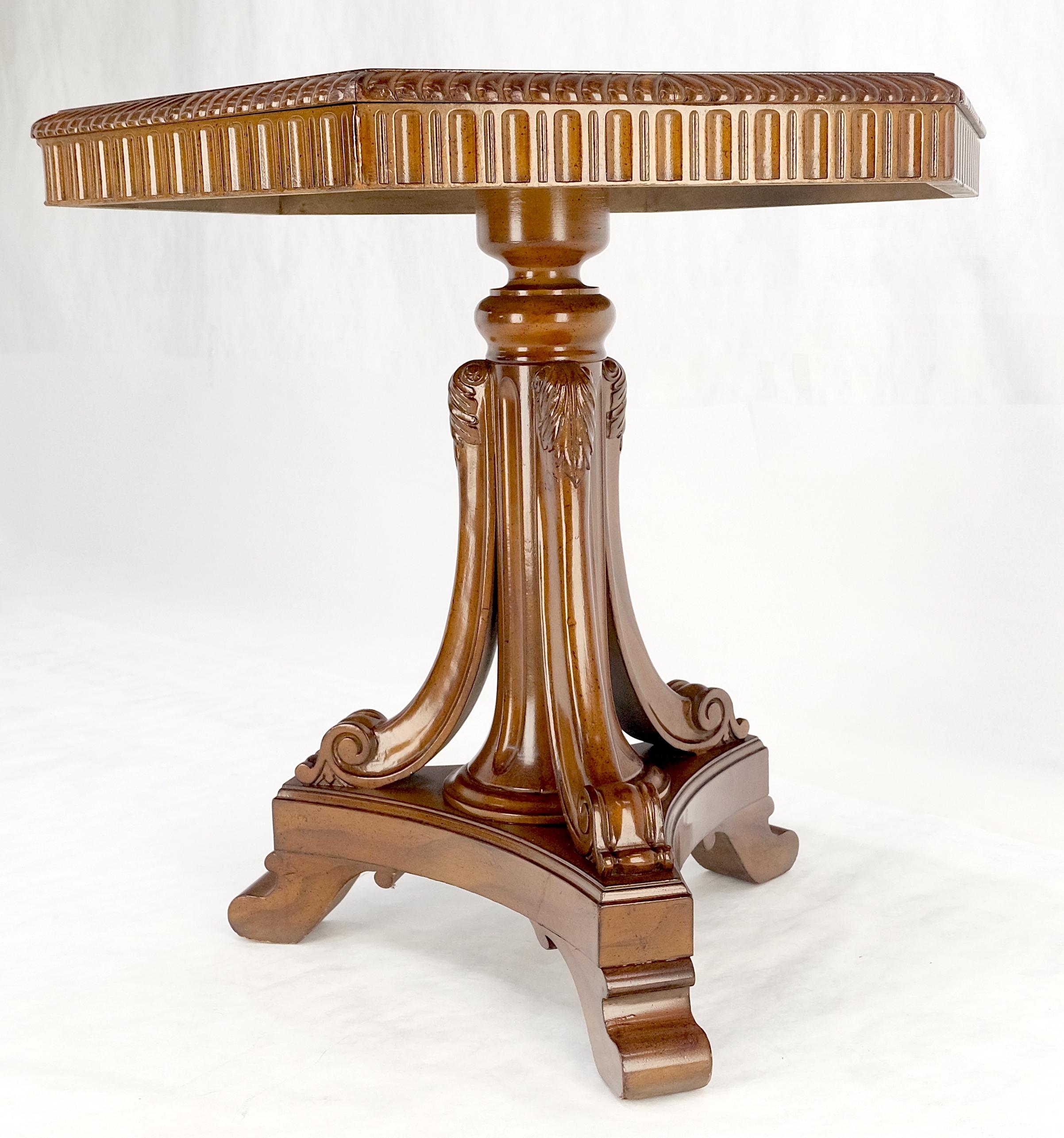 Table centrale hexagonale en bois de ronce, tripode, base sculptée et chantournée MINT en vente 6